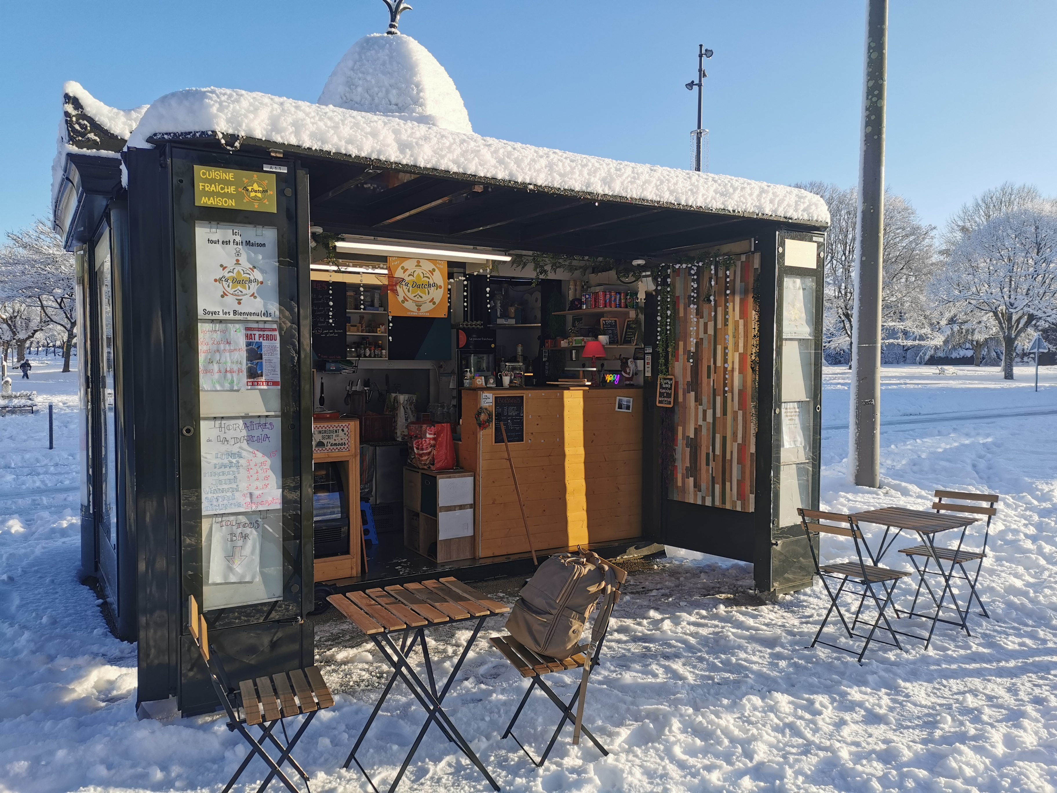Dans cet ancien Kiosque de Presse parisien, venez proposer votre projet original de restauration pour faire vivre ce quartier de Rochefort. C'est une location de 382€ par mois avec un préavis de 3 mois. 
Le Kiosque sera disponible au 1er janvier.
Il est actuellement aménagé par mes soins mais si l'aménagement vous intéresse, on peut en discuter.
Le quartier est sympa, juste face à un grand parc familial.
Il bénéficie d'un bel espace de terrasse.
L'électricité à été remise aux normes il y a un an.
La Mairie soutien les évènements, organisation de concerts, karaoké, blind test, durant la période douce.