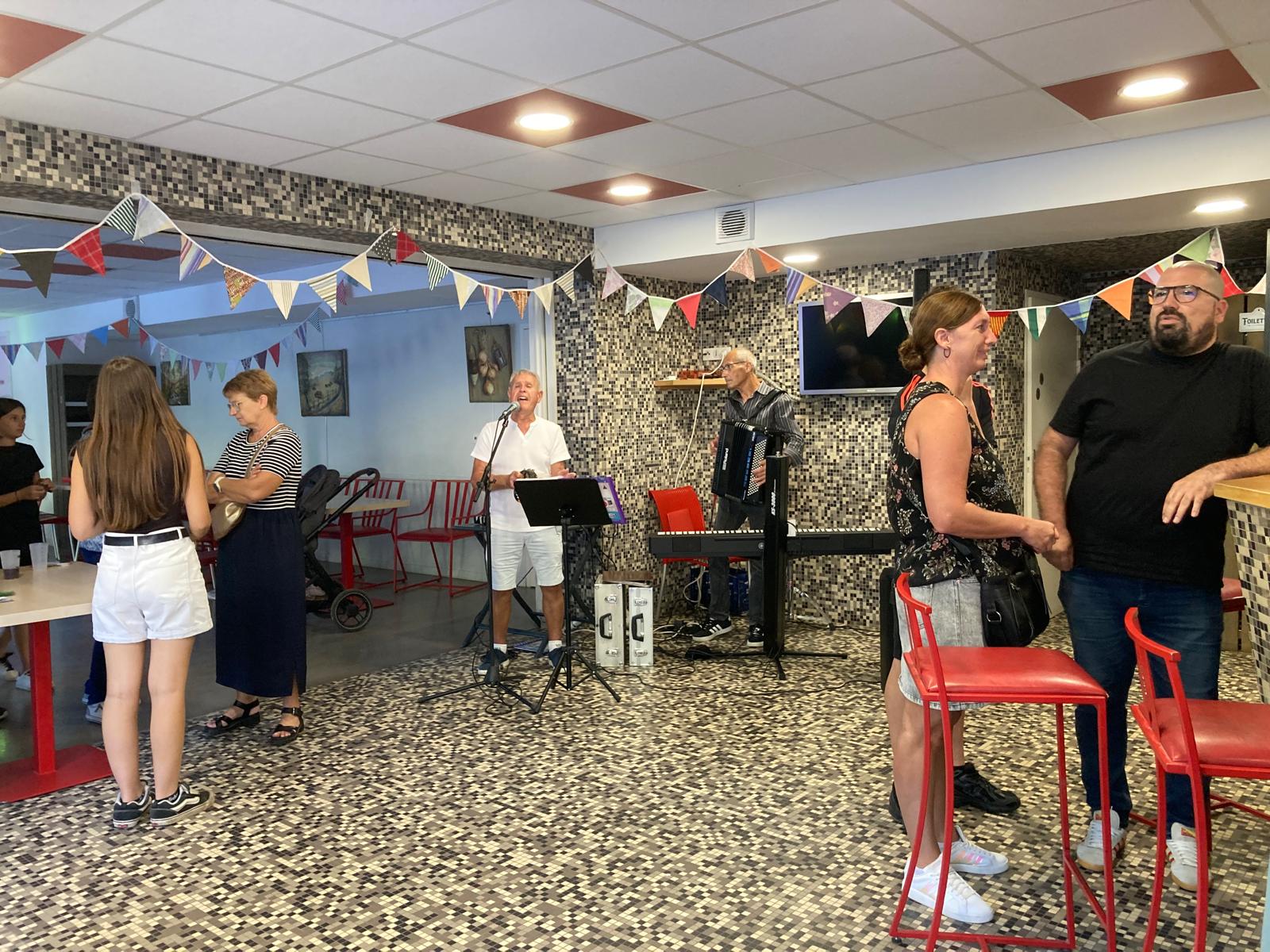APPEL A CANDIDATURE

Reprenez le café-restaurant multiservices d'Auzits et devenez un acteur essentiel de la vie locale

La commune d'Auzits (825 habitants), située au cœur de l'Aveyron, recherche un ou une professionnelle de la restauration, seul(e) ou en couple, pour reprendre l'exploitation de son café-restaurant multiservices.

Plus qu'un simple commerce, il s'agit d'un véritable lieu de vie, au centre du village, offrant l'opportunité de développer une activité économique tout en participant activement à la dynamique locale.

Une implantation idéale au cœur du village

Situé sur la place principale, face à la mairie et à proximité immédiate des services publics, l'établissement bénéficie d'une position stratégique et d'une forte visibilité.

Unique commerce de proximité de la commune, il constitue un point de rencontre incontournable pour les habitants, les associations, les artisans, les entreprises locales et les visiteurs de passage.

Un outil de travail prêt à exploiter

La commune met à disposition un établissement fonctionnel et entièrement équipé comprenant:

Environ 182 m² de surface exploitable:

Un espace épicerie aménagé

Deux salles de restauration représentant près de 50 couverts;

Une terrasse extérieure d'environ 40 places:

Une cuisine professionnelle équipée;

Une licence IV:

Le mobilier et le matériel nécessaires à l'exploitation.

Un logement T3 situé à l'étage est également disponible dans le cadre d'un bail distinct, permettant de concilier activité professionnelle et cadre de vie agréable.

Un fort potentiel de développement

L'activité peut s'appuyer sur:

Une clientèle locale fidèle:

Un tissu associatif dynamique:
Les salariés et artisans du secteur;

Les événements communaux :

Le tourisme estival en progression sur le territoire.

Le futur exploitant pourra développer sa propre identité autour de la restauration, du bar, de l'épicerie de proximité, de la vente de produits locaux, des animations ou encore des services de proximité répondant aux besoins des habitants.

Une véritable opportunité de projet de vie

Auzits offre un environnement préservé, une qualité de vie reconnue et une population attachée à la présence de son commerce de centre-bourg.

La commune souhaite accueillir un porteur de projet motivé, désireux de s'investir durablement dans la vie locale et de faire de cet établissement un lieu convivial, attractif et fédérateur.

Conditions d'exploitation

L'exploitation est proposée dans le cadre d'une Délégation de Service Public d'une durée de trois ans.

Aucun fonds de commerce n'est à acquérir, ce qui limite fortement l'investissement initial et facilite l'installation du futur exploitant.

Vous avez un projet ?

Vous rêvez d'entreprendre dans un cadre authentique, avec un outil de travail opérationnel et le soutien d'une commune mobilisée pour maintenir son commerce de proximité?

Auzits vous offre l'opportunité de développer votre activité et de construire un véritable projet de vie.

Renseignements et candidatures

Mairie d'Auzits

À l'attention de Monsieur Benoît OLIVIE, Maire

Tél.: 05 65 63 45 28

Courriel: mairie@auzits.fr
