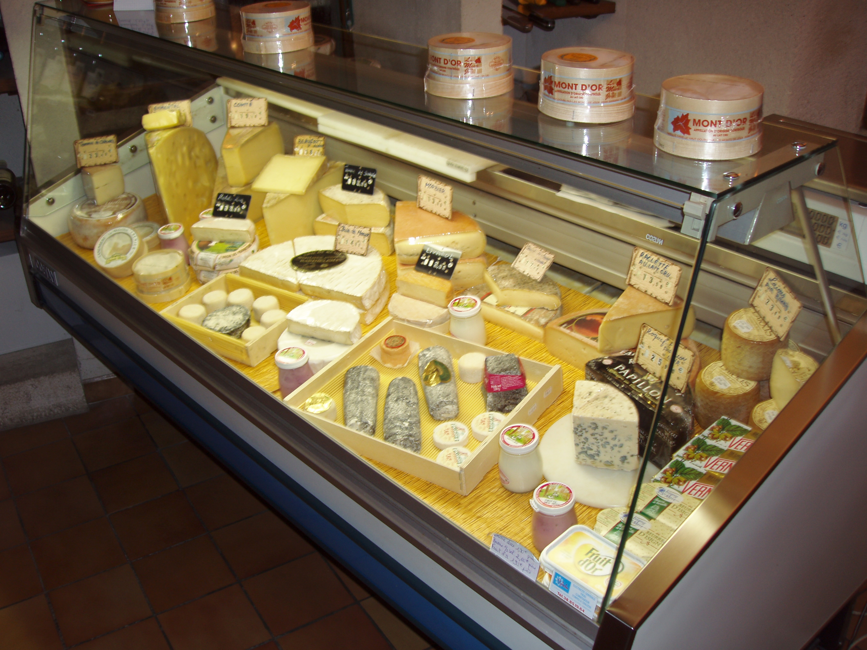 Avec plus de 30 ans d'existence, ce commerce a su fidéliser une clientèle locale et bénéficie d'une excellente notoriété. Emplacement centre ville avec parking à proximité.
Charme et authenticité font de ce lieu un commerce à reprendre idéalement par un couple motivé et dynamique. 
D'une surface de vente de 90m2 et environ 30m2 de zone de stockage attenant à la boutique, une chambre froide positive de 8m2, une cours privative et un porche couvert de 40m2 en font une affaire "clé en main" avec un fort potentiel de développement.
Bail renouvelé en Février 2024 : 3/6/9 - Loyer 772€
Accompagnement possible au démarrage