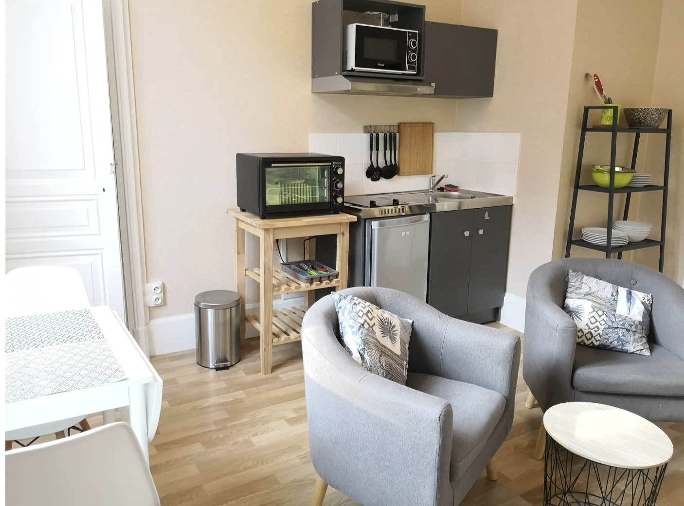 Envie de changer de vie ? 
Nous vous proposons un outil clef en main et pouvons vous accompagner au début pour la reprise.


Charmand petit Manoir de 300m2 à vendre à Evaux-les-Bains, petite ville thermale en Creuse.
Situation géographie optimale : près de la cure, de la piscine, du parc au daim = AU CALME.
Au rez-de-chaussée, une magnifique salle de restaurant avec une cuisine, une salle d'eau et une salle supplémentaire. 
Accès à une grande terrasse couverte (verrière).
Aux 2 étages, gîte pouvant accueillir 12 personnes (6 x 2 personnes) et une chambre d'hôtes. Modulable.
Un espace extérieur de 6000m2.
Prêt à l'emploi, mobilier fournis, pas de travaux a prévoir.
Des clients fidèles qui reviennent chaque année. Nous avons déjà des réservations pour 2027.
Vous n'avez rien à faire.
Possibilité de reprendre la restauration ou non. Fort potentiel car peu de concurrence.

Contactez nous pour plus d'informations.