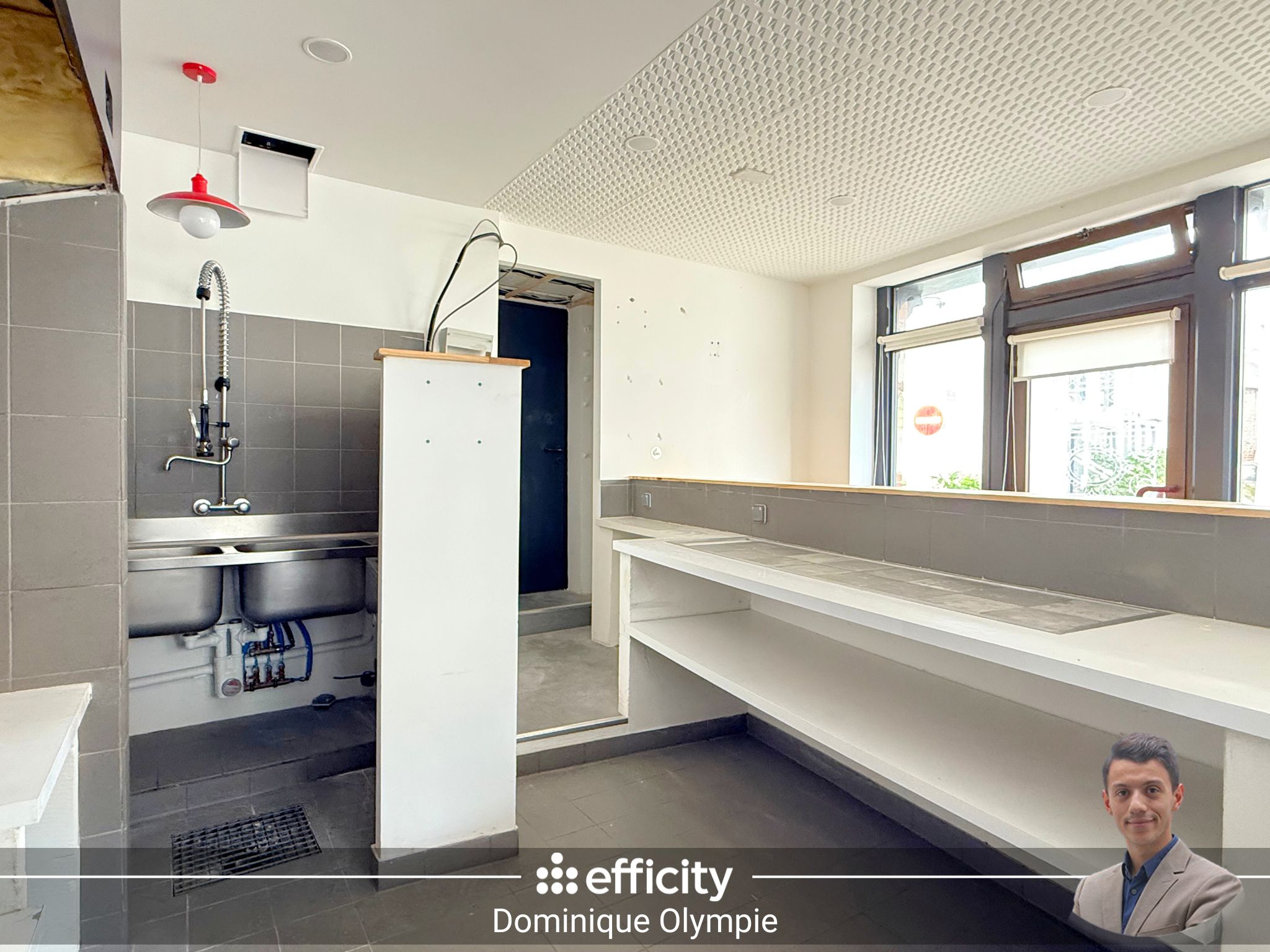 22410 SAINT-QUAY-PORTRIEUX – IMMEUBLE 194 M² : LOCAL D’ACTIVITÉ 113 M² + APPARTEMENT DUPLEX 81 M²

Bienvenue au cœur de Saint-Quay-Portrieux, dans cet ensemble immobilier polyvalent qui allie un local commercial (idéal pour petite restauration , Snacking ou restaurant mais aussi pour tout type d’activité) et un duplex lumineux de 81 m². Un emplacement rêvé à deux pas de la mer et de toutes les commodités.


L'agencement du local d’activité de 113 m² est le suivant :
- Une cuisine.
- Un bar.
- Une salle.
- Une réserve.

L’agencement de l’appartement duplex de 81 m² est le suivant :
Au premier étage :
- Un salon.
- Un bureau.
- Une première chambre.
- Une salle d'eau.
- Un WC.
- Un placard.

Au deuxième étage :
- Une deuxième chambre.
- Une troisième chambre.

Informations complémentaires :
- Le chauffage est produit par une chaudière gaz.
- La production d'eau chaude est assurée par cette même chaudière.
- La taxe foncière annuelle est de 1 342€.


Cette bien idéalement située au cœur de Saint-Quay-Portrieux, est à visiter rapidement.
Pour tout contact, adressez-vous à Dominique OLYMPIE au 06 23 57 07 02 ou par mail à dolympie@efficity.com en laissant vos coordonnées.