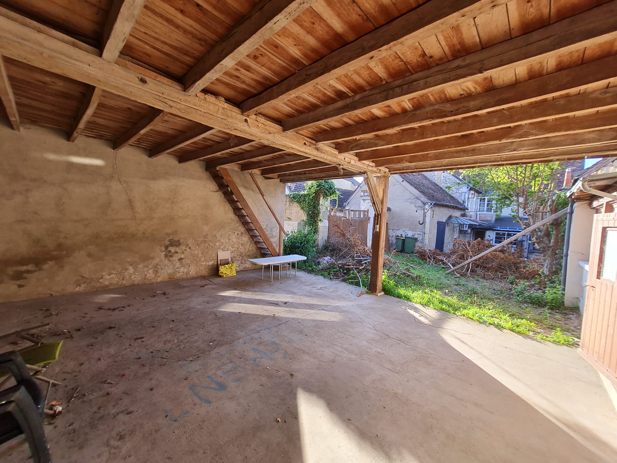 Située au cœur d'un charmant village de l'Indre, ce bâtiment offre un potentiel de développement remarquable. Locaux commerciaux et espaces résidentiels à rénover. Cour spacieuse avec dépendances. Superficie totale de 211 m² au sol.

Caractéristiques Principales :

Rez-de-chaussée : Grande pièce, salle de débit de boissons, boucherie, chambre et cuisine avec accès à la cour.

Étage : Salle de séjour avec cheminée, trois chambres spacieuses avec possibilité d'espace personnel supplémentaire. Salle de bains commune et pièce flexible.

Autres caractéristiques : Double-vitrage installé, tout-à-l'égout pour l'évacuation des eaux usées. Travaux d'électricité à prévoir. Choix de chauffage entre électrique ou au fioul.

Investissement Potentiel :

Idéal pour développement d’entreprise avec chambres d'hôtes. Dépendances offrant diverses possibilités. Espace extérieur avec cour de 263 m² .

Situation Avantageuse :

Proximité des commodités locales et attractions touristiques renommées. Facilité d'accès à des sites d'intérêt tels que le château de Valençay, la cité médiévale de Loches et le zoo de Beauval.