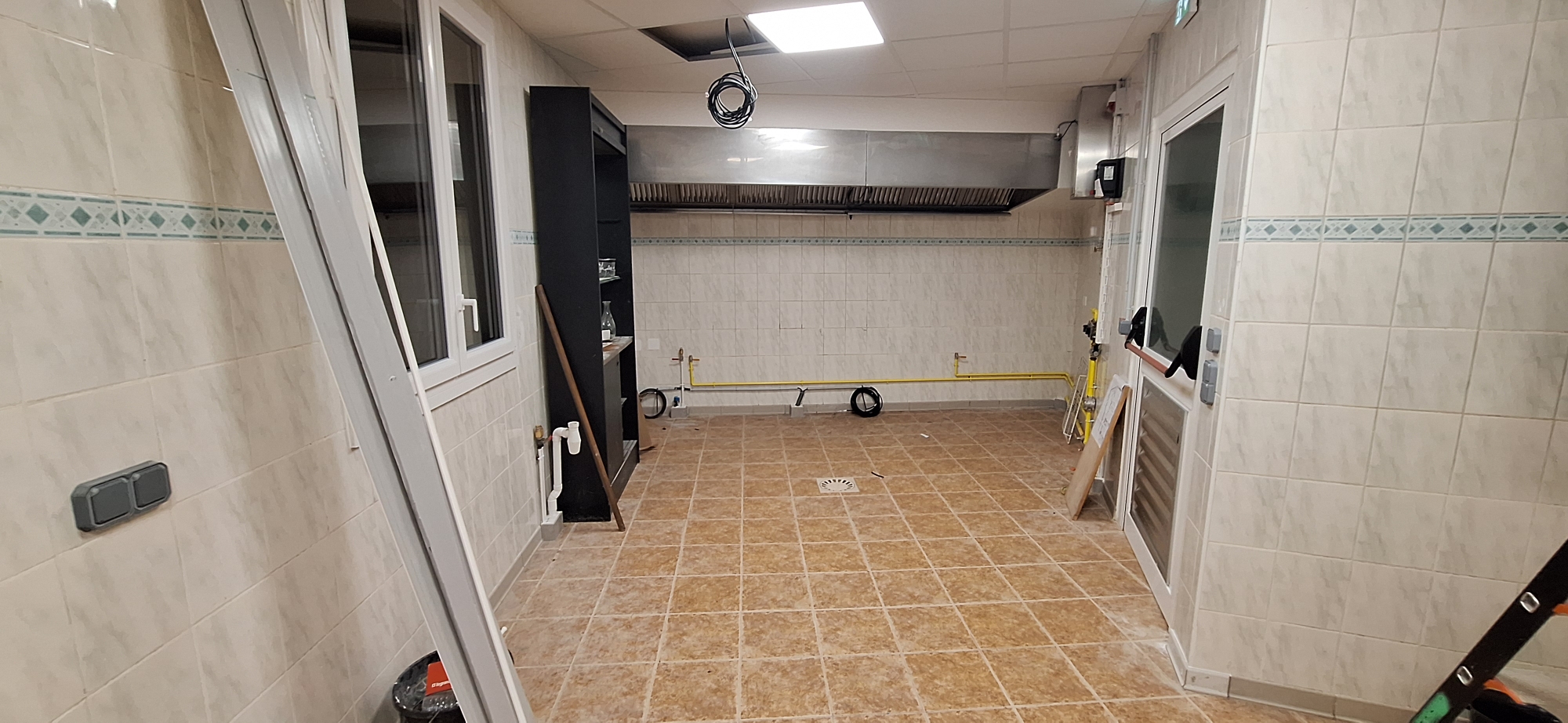 La commune de Razès, en Haute-Vienne, située sur l’axe A20 (sortie direct échangeur 25), recherche un porteur de projet (ou couple) pour réactiver un hôtel restaurant avec possibilité de développer un service traiteur. 
Idéalement situé au cœur du centre-bourg, cet établissement a connu par le passé une activité commerciale réputée. L’ancienne dirigeante a fait valoir ses droits à la retraite. La commune qui a acquis cet établissement envisage de proposer la reprise de l’activité en location à un professionnel de la restauration.
Le bâtiment a bénéficié d’investissements importants de la commune (500K€) pour le réhabiliter afin de le moderniser (réfection totale des chambres pour atteindre les 2 étoiles), le mettre aux normes (accessibilité, électricité,) et améliorer sa performance énergétique (changement de la chaudière, isolation des murs, mise en place d’une ventilation contrôlée, éclairage LED…).
Le site bénéficie d’une façade sur rue avec terrasse donnant sur la place principale du bourg qui vient d’être intégralement aménagée. Le rez-de-chaussée intégrant la partie restaurant/bar dispose d'une superficie de 225 m2 environ constitué de 2 salles de restaurant (73 et 50 m²), une salle de bar (48 m²), une cuisine professionnelle à équiper. A l’étage se situe la partie hébergement avec 6 chambres exploitables et un bureau. Une terrasse peut être aménagée devant et derrière le bâtiment.
Le sous-sol d’une surface d’environ 220 m² permet d’offrir de nombreuses possibilités de stockage.
Un parc d’environ 5 000 m², joliment arboré à l’arrière du bâtiment permet d’accueillir des évènements traiteur et offre des place de stationnement.
L'établissement pourra bénéficier de la fréquentation des habitants, des associations et entreprises du territoire, ainsi que d'une clientèle de passage, de touristes. A noter la présence sur la commune, du site principal du Lac de Saint Pardoux (Santrop), atout touristique majeur du département avec plus de 500 000 visiteurs annuels. 
L'exploitant devra proposer une restauration traditionnelle et de qualité valorisant les produits locaux.
Le dispositif prévu consiste en une location avec un bail commercial 3/6/9 intégrant la licence 4 pour un montant de 1200 € H.T mensuel.
Les personnes intéressées peuvent contacter la Mairie de Razès ou la CCI de la Haute-Vienne. Les candidats devront joindre impérativement un CV et une lettre présentant leur projet. Une visite des lieux pourra être effectuée.