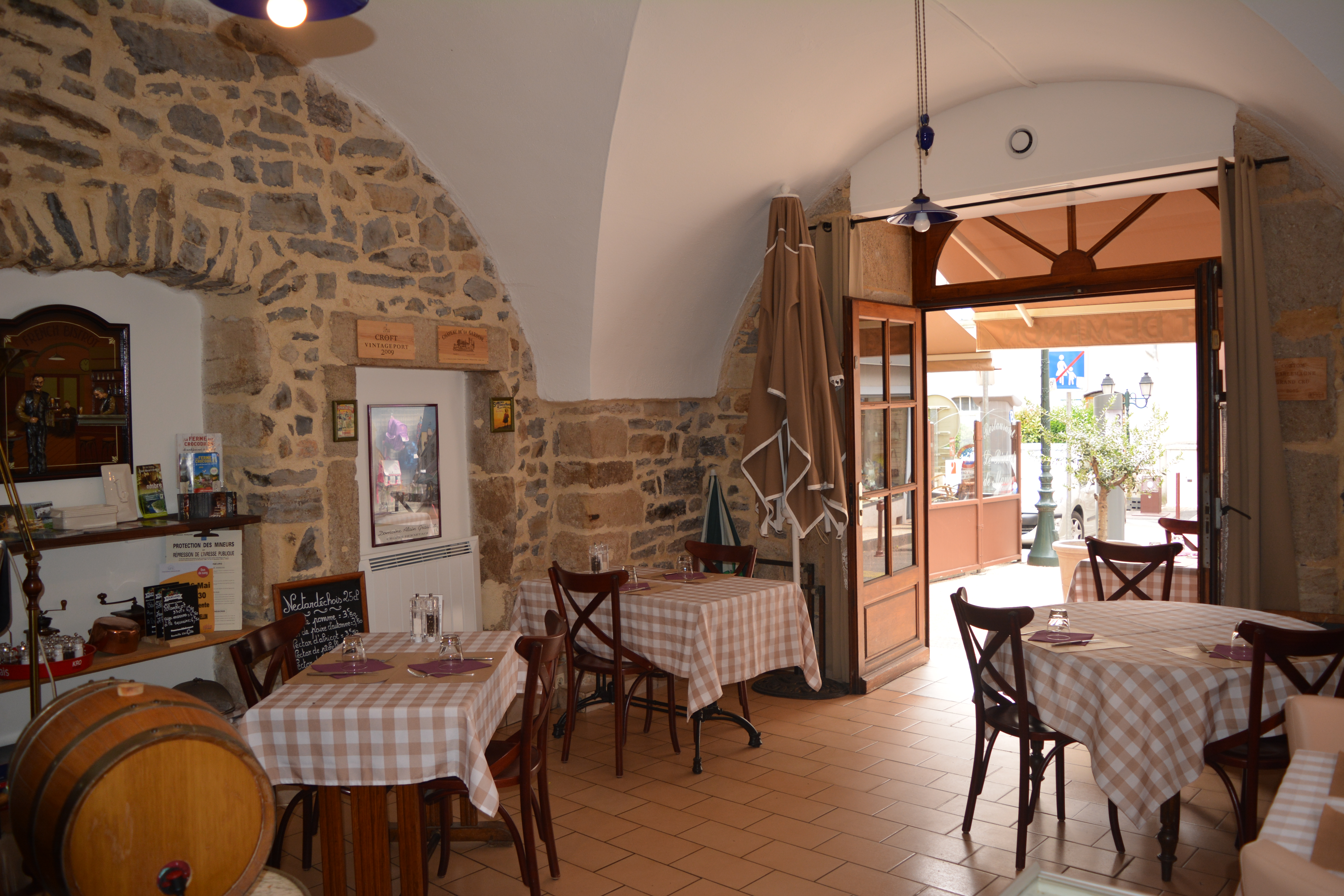 centre ville d'Aubenas Ardèche à 50 mètres de la place du château , rue commerçante, vend fond de commerce d'un restaurant cause retraite .
Restaurant avec 2 salles  plus terrasse tout équipé façade refaite.