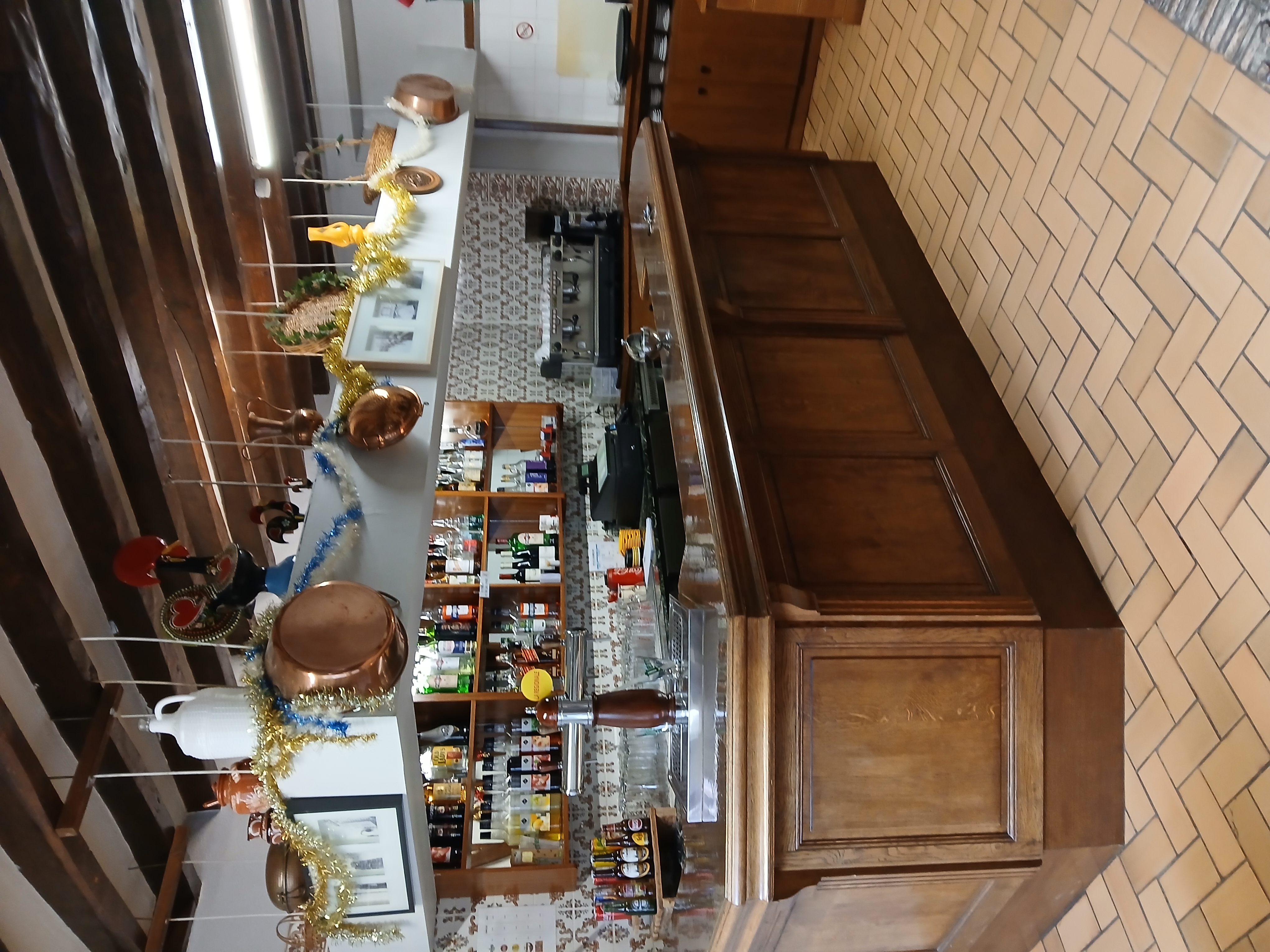 Opportunité rare: bar-restaurant avec murs ,logement et maison indépendante, idéalement situé en face de la gare, proche de Chartres. Ensemble immobilier de grande superficie sur terrain avec parking, offrant de nombreuses possibilités de développement ( événementiel,restauration élargie, hébergement, etc,).
Établissement tenu depuis 17 ans, clientèle fidèle et emplacement stratégique. 
Pour tout renseignements et photos complementaires, merci de nous contacter par mail ou téléphone. 
Personnes non sérieuses s'abstenir.