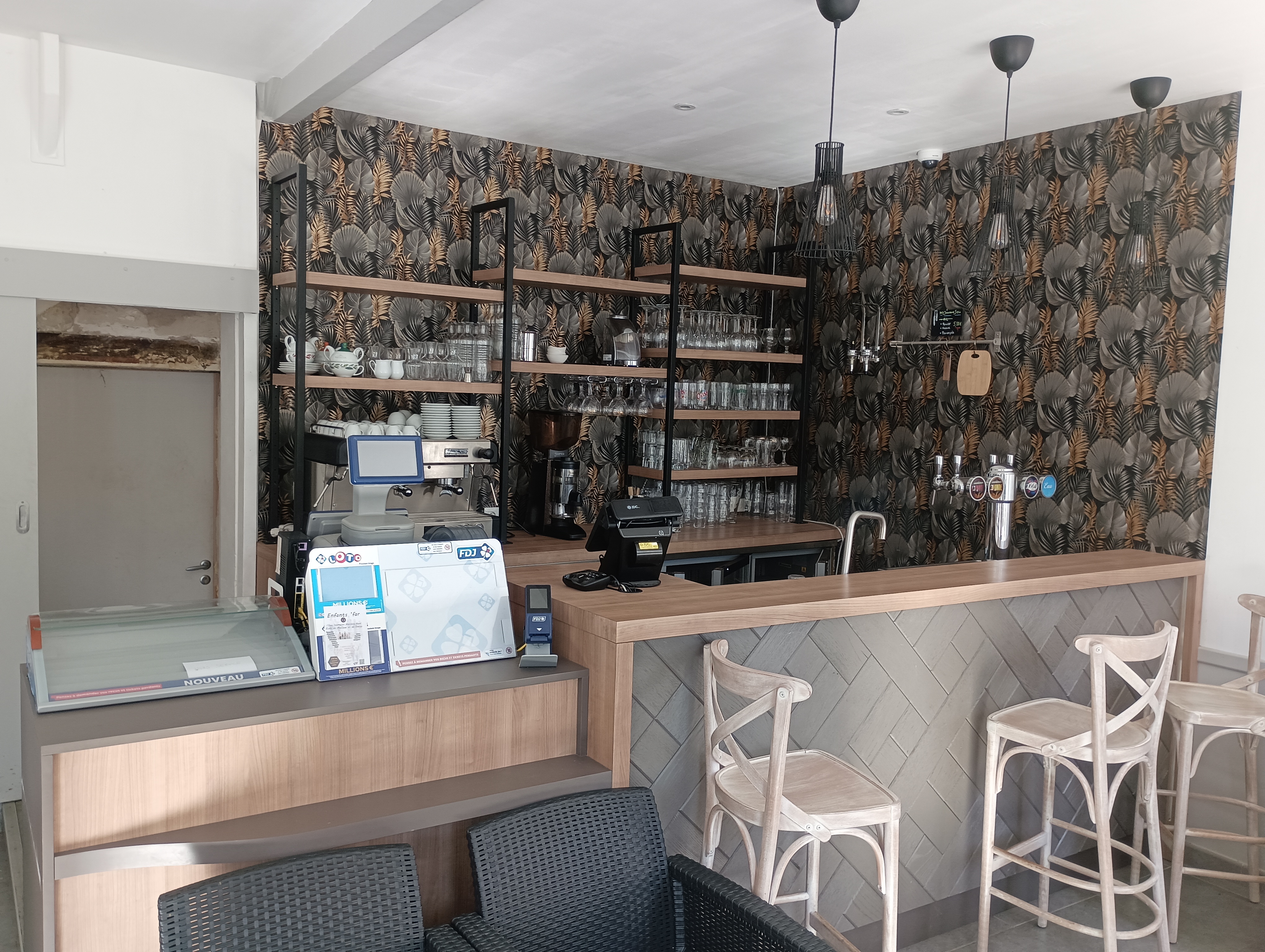 La Commune de Neuillé dans le Saumurois (Maine et Loire) est propriétaire d'un établissement Bar Restaurant avec un logement au 1er étage de 3 pièces. 
Tout le mobilier (bar, tables, chaises, matériel de cuisine...) est à disposition des futurs locataires.
Neuillé est un petit village de 1 000 habitants à 10 km de Saumur et à 5' de la sortie d'autoroute A85. 
Une Zone artisanale est à 3km du centre bourg avec de nombreuses entreprises.
Nous recherchons des gérants qui s'investiront dans la vie du village par des animations régulières, et surtout qui auront un grand sens de l'accueil et de l'hospitalité.
Le Loyer de 6OO€ est mensuel tout compris, un prix de pas de porte sera fixé entre les deux parties.