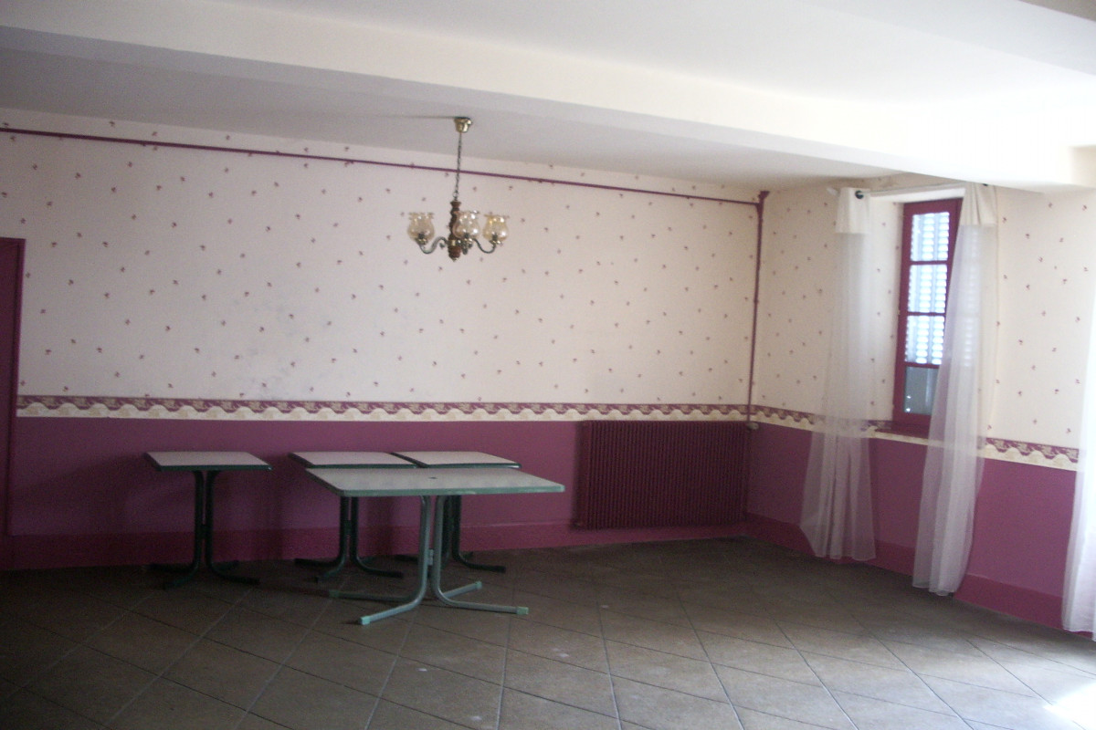 A Busset commune touristique à 10 km de Vichy, je vends une belle maison du 1er empire, en bon état général,  qui fut jusqu'en juillet 2010 un hôtel bar restaurant.
- au rez-de-chaussée : 4 grandes salles, dont wc, cuisine, buanderie, chaufferie, cave ;
- au 1er étage : 8 chambres, 3 salles d'eau, wc ;
- au 2ème étage : 2 greniers et chambre de bonne ;
- à l'arrière du bâtiment : un jardin avec puits  ;
- dépendances de 87 m2  (garage avec cave).
Possibilité de relancer le bar restaurant ou une superette...
Prix d'ensemble : 85 000 ?