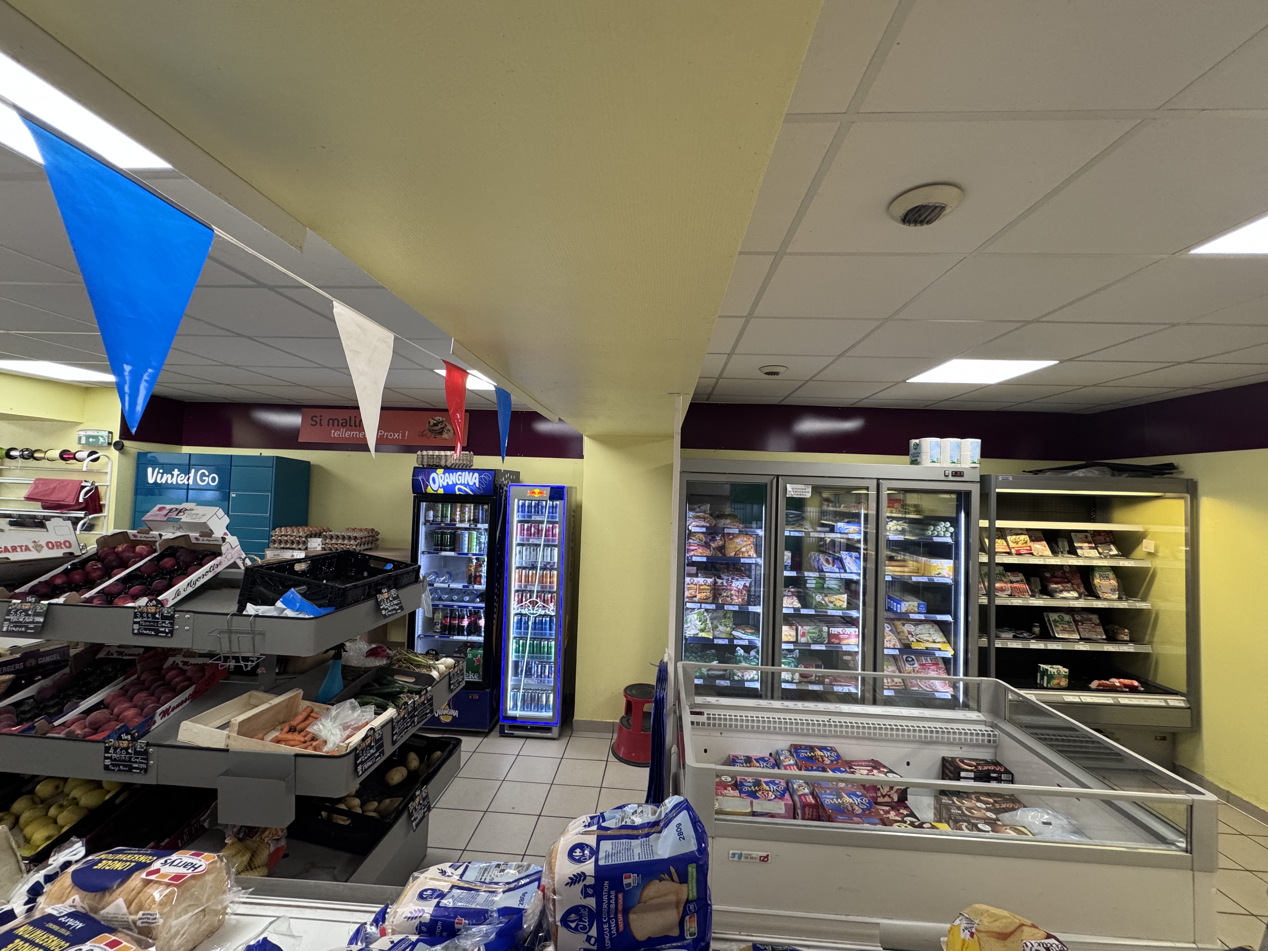 A 20 minutes de  Roanne. Ville de 1400 habitants avec une belle qualité de vie. Magasin situé sur la place principale qui est entourée de nombreux commerces. Stationnement. Grande vitrine offrant une belle visibilité. 
160 m2 de surface de vente avec 40 m2 de réserve,bureau.Matériel complet.Loyer de 800 € mois. Bon CA a développer ( actuellement exploité par personne seule). Dépot de pain,pâtisserie. Bonne clientèle.Maison de retraite en face.
Fermé dimanche après-midi et lundi.
Pas de personnel a reprendre.
Conviendrait a un couple.Mise en place assurée.