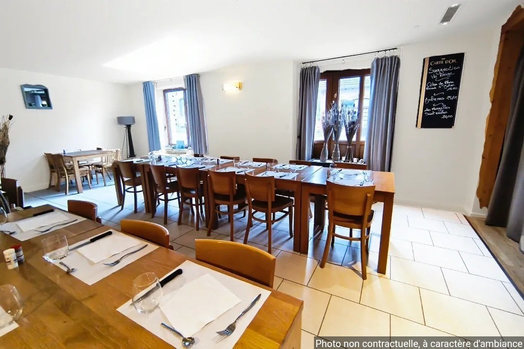 VOSGES Fonds de commerce de Bar Restaurant Traiteur idéalement sur la CD 45 ENTRE GERARDMER, REMIREMONT, EPINAL

Repris en 2017, l'établissement géré en famille dispose de deux salles spacieuses avec une capacité totale de 70 places assises, ainsi qu'un bar pouvant accueillir 20 personnes. La cuisine est entièrement équipée, incluant un four à pizza en briques.

A l'extérieur grande terrasse et parking privé.

A l'étage un appartement de 140 m² est disponible pour le repreneur.

5 pièces ( 4 chambres), deux salle de bains.

BON CHIFFRE D'AFFAIRES. Cette vente est motivée par des raisons familiales, ce qui présente une occasion rare de reprendre un établissement bien établi.
Les bilans seront communiqués uniquement après visite.

Appartement et local commercial disposent chacun de leur propre diagnostic de performance énergétique. Diagnostics disponibles sur demande. Services appréciables : Bureau de poste, école maternelle, primaire et collège, commerces et services facilitent la vie quotidienne.