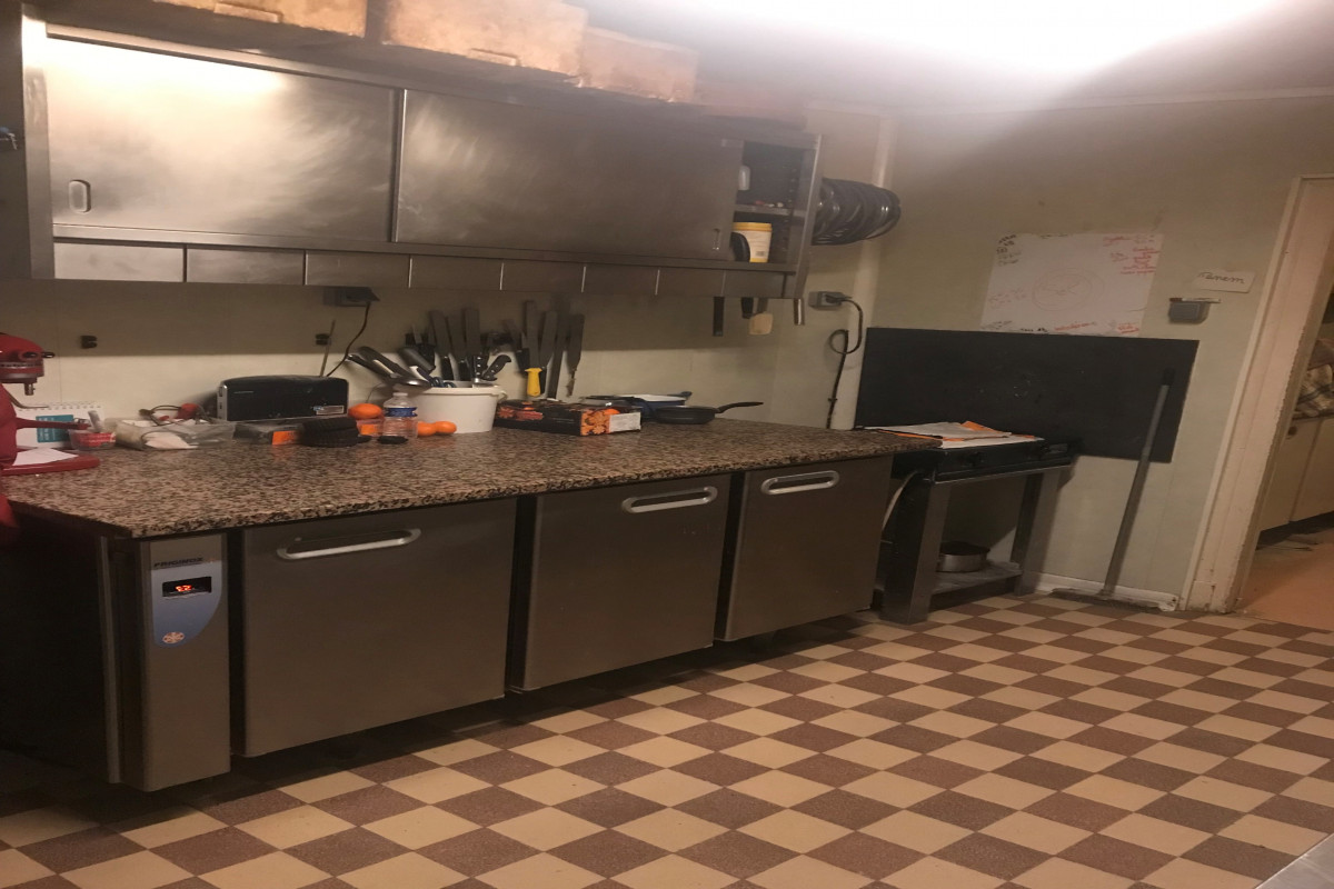 Vends à Arc-sur-Tille, commune bourguignonne de 2 700 habitants non loin de Dijon, une boulangerie-pâtisserie artisanale.
Matériels entretenus, fonds exploitable immédiatement.