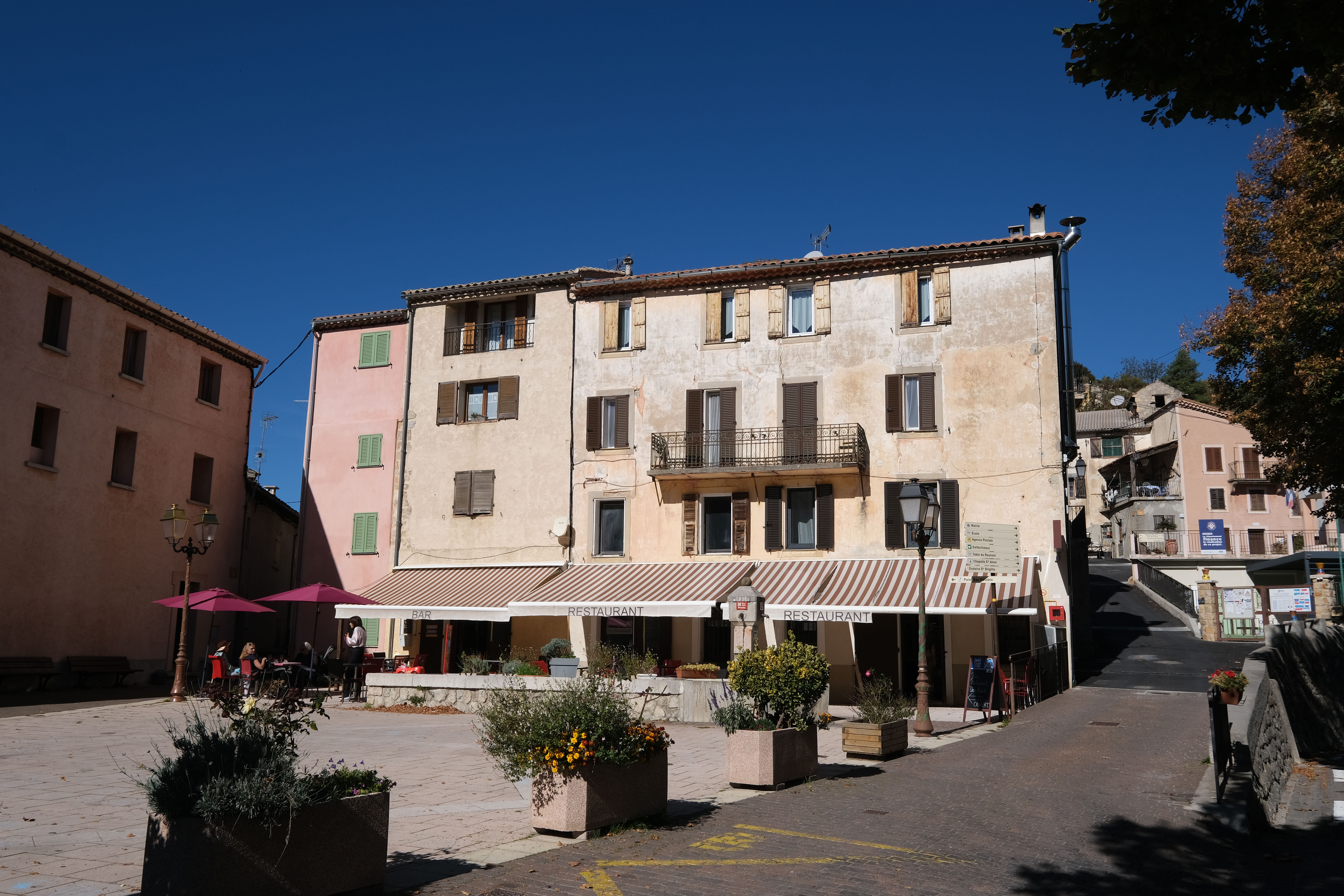 La commune d’Ascros recherche son futur gérant pour reprendre son bar-restaurant communal, disponible à partir du 1er septembre 2026.

Situé au cœur des Alpes-Maritimes, Ascros est un charmant village de montagne perché à 1 150 mètres d’altitude, au sommet de l’Estéron. Ancien village du Comté de Nice et fief historique des Grimaldi de Beuil, Ascros séduit par son authenticité, son environnement préservé et son cadre de vie privilégié.

Entre nature, calme, air pur et convivialité, le village offre un environnement idéal pour un professionnel souhaitant donner vie à un projet de restauration dans un cadre à taille humaine.

Le bar-restaurant communal bénéficie d’équipements permettant une installation rapide :

Bar et Restaurant entièrement équipés ;
Cuisine neuve, prête à l’emploi ;
Licence IV ;
Salle intérieure d’une capacité de 25 couverts ;
Terrasse pouvant accueillir environ 50 couverts ;
Petit local de stockage

Loyer : 300 euros par mois + une caution demandée pour la garantie du matériel.

Pour faciliter l’installation du futur exploitant, possibilité de louer un logement en complément, au choix :

Un studio entièrement équipé ;
Un 2 pièces entièrement équipé.
Vous avez un projet de restauration et souhaitez vous installer dans un cadre agréable et convivial. Venez découvrir ce bel établissement et son potentiel.

Pour tout renseignement ou pour organiser une visite, n’hésitez pas à contacter la mairie d’ASCROS.