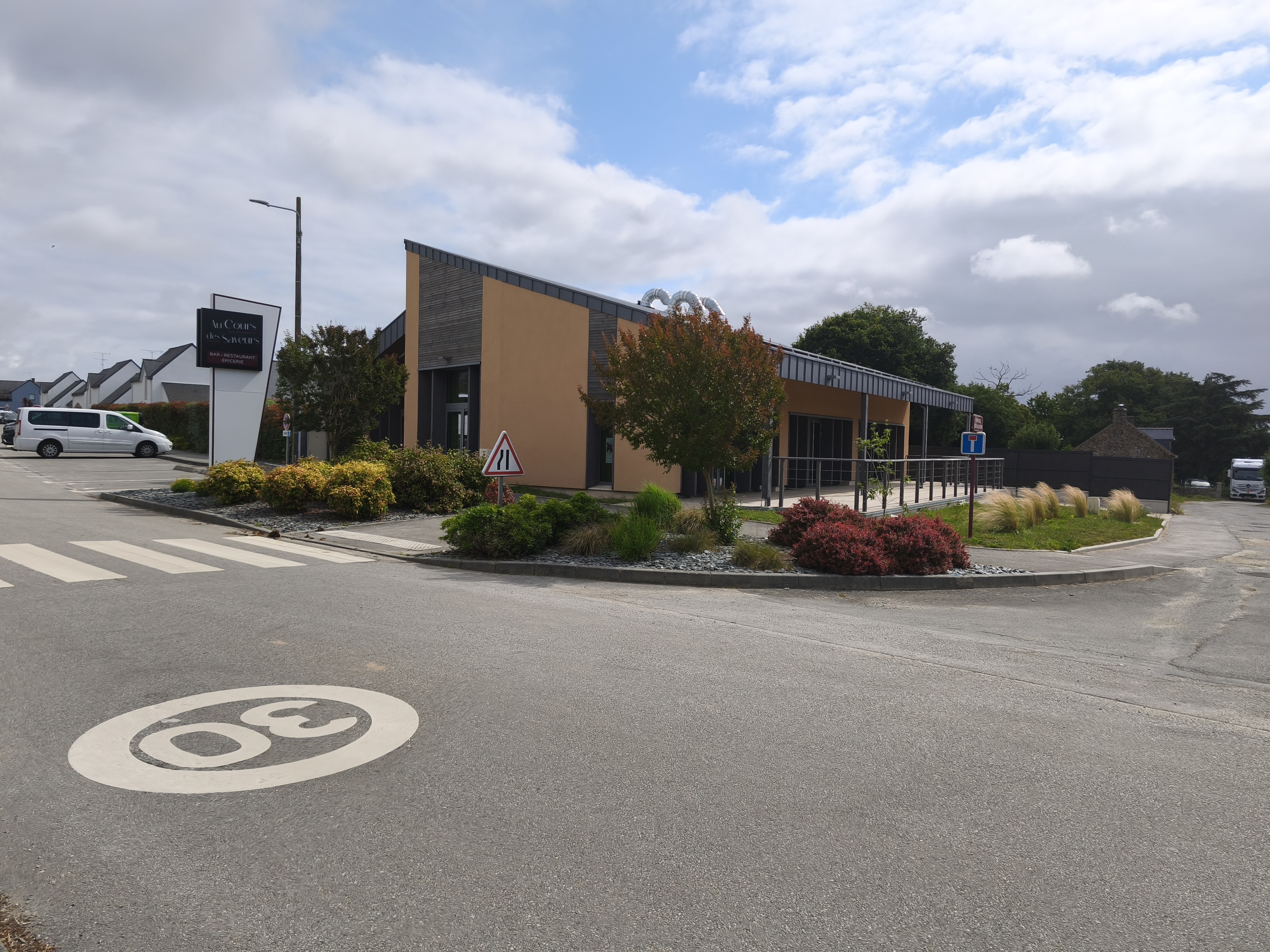 Bar – Restaurant – Épicerie : la commune de Le Cours recherche son futur exploitant

Située dans le Morbihan, à proximité de Questembert et de Vannes, à 1km de la 4 voies Vannes/Rennes, la commune de Le Cours (746 habitants) recherche un(e) porteur(se) de projet pour exploiter son commerce de proximité à compter du 1er octobre 2026.

Afin de préserver les services de proximité et de maintenir un véritable lieu de vie au cœur du bourg, la commune a réalisé en 2025 un bâtiment neuf dédié à l'accueil d'une activité de bar, restauration et épicerie/dépôt de pain.

Cet établissement bénéficie d'un emplacement stratégique en centre-bourg, à proximité immédiate de la mairie, de l'école, de l'église, des équipements sportifs et des principaux lieux de vie de la commune.

Un établissement moderne et polyvalent

Le commerce développe une surface d'environ 220 m² comprenant :
•	un espace bar de 62 m² ;
•	une salle de restauration de 61 m² ;
•	un espace épicerie / dépôt de pain de 33 m² ;
•	une terrasse de 60 m² ;
•	une cuisine professionnelle ;
•	plusieurs réserves, locaux techniques et espaces de stockage.
La commune met également à disposition une licence IV ainsi qu'un ensemble d'équipements professionnels permettant de limiter les investissements de départ.

Un projet au cœur de la vie locale

Au-delà de l'activité commerciale, la commune souhaite faire de cet établissement un lieu convivial favorisant les rencontres, les échanges et l'animation du centre-bourg.
Le développement de nouveaux logements sur la commune ainsi que la création prochaine d'un parc de loisirs équestre comprenant une cinquantaine de chalets constituent autant d'opportunités pour renforcer la fréquentation du commerce et diversifier sa clientèle.
Conditions proposées
•	Bail commercial ;
•	Loyer de 600 € HT par mois la première année ;
•	Accompagnement possible dans les démarches de création ou de reprise d'entreprise ;
•	Mise à disposition d'une licence IV et d'équipements professionnels.

Profil recherché

La commune recherche avant tout une personne dynamique, motivée et désireuse de s'investir durablement dans la vie locale.
Les projets associant bar, restauration traditionnelle, restauration ouvrière, animations conviviales et offre de services de proximité seront particulièrement appréciés.

Candidatures

Les candidatures sont ouvertes jusqu'au 31 juillet 2026.
Pour obtenir le dossier de candidature ou organiser une visite du commerce :
Mairie de Le Cours
8 rue de l'Arz – 56230 Le Cours
mairie.lecours@orange.fr

Venez développer votre projet dans un établissement récent, au cœur d'une commune dynamique et engagée pour le maintien du commerce de proximité.