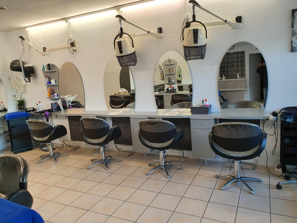 Salon de coiffure composé de 7 postes de travail, 6 fauteuils d'attente, 3 bacs a shampoing, 3 casques pour les soins, Salon bien situé, avec une clientele fidèle.