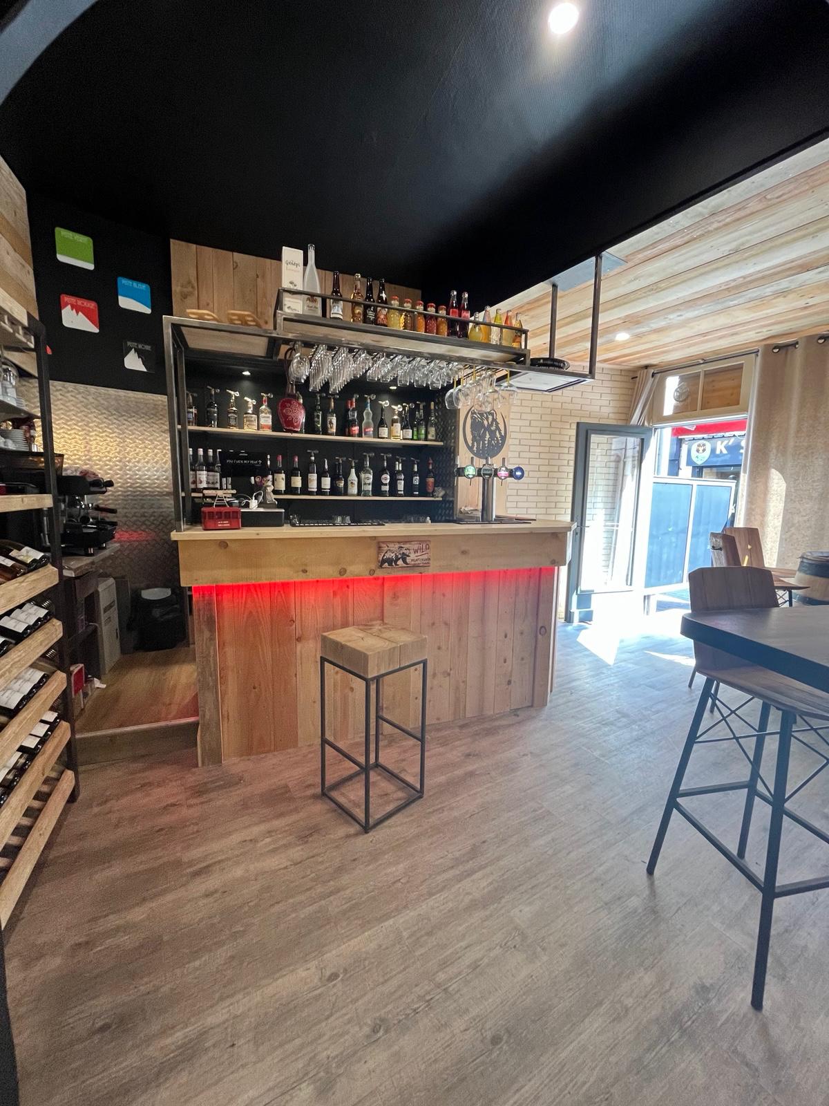 À vendre fonds de commerce de bar-restaurant situé en plein centre de Tarare, dans une rue piétonne dynamique et commerçante.

Établissement historique du centre-ville, bénéficiant d’une forte notoriété locale, exploité sans interruption depuis près de 40 ans.

L’ensemble de l’établissement a été entièrement rénové il y a 3 ans lors de la reprise.

🔹 Entreprise à taille humaine :
Exploitation actuelle tenue par un couple, idéale pour un couple ou un binôme souhaitant gérer un établissement sans équipe lourde.

🔹 Surface commerciale :
– 65 m² en rez-de-chaussée
– 30 places assises à l’intérieur
– 20 places assises environ en terrasse

🔹 Licence IV

🔹 Salle / espace clientèle :
Salle équipée d’une grande télévision, de deux enceintes connectées, d’un jeu de lumière et d’un mobilier de qualité récent (3 ans), permettant une exploitation polyvalente (bar, restauration, événements, soirées à thème).

🔹 Cuisine entièrement équipée :
Plan de travail inox, hotte professionnelle, four professionnel, friteuse, saladette, chambre froide, espace plonge avec lave-vaisselle professionnel.

🔹 Espace bar :
Matériel entretenu, compresseurs des frigos du bar changés récemment,
lave-verres professionnel et machine à glaçons professionnelle.

🔹 Logement inclus dans le bail :
Appartement de fonction de 61 m² à l’étage, comprenant 2 chambres.
Remise privative d’environ 10 m² pour le stockage, accessible par une cour commune.

🔹 Loyer attractif : 680 € / mois (commerce + logement)

L’établissement fonctionne actuellement en bar-restaurant avec une carte volontairement maîtrisée, adaptée à son concept montagnard.
Fort potentiel de développement selon le projet du repreneur.

Tarare se situe à environ 35 minutes de Lyon, avec un accès à l’autoroute A89 à moins de 5 minutes, offrant une excellente accessibilité.

Vente pour nouveau projet personnel et professionnel.

💼 Affaire clé en main.

📊 Chiffre d’affaires communiqué après premier échange sérieux.