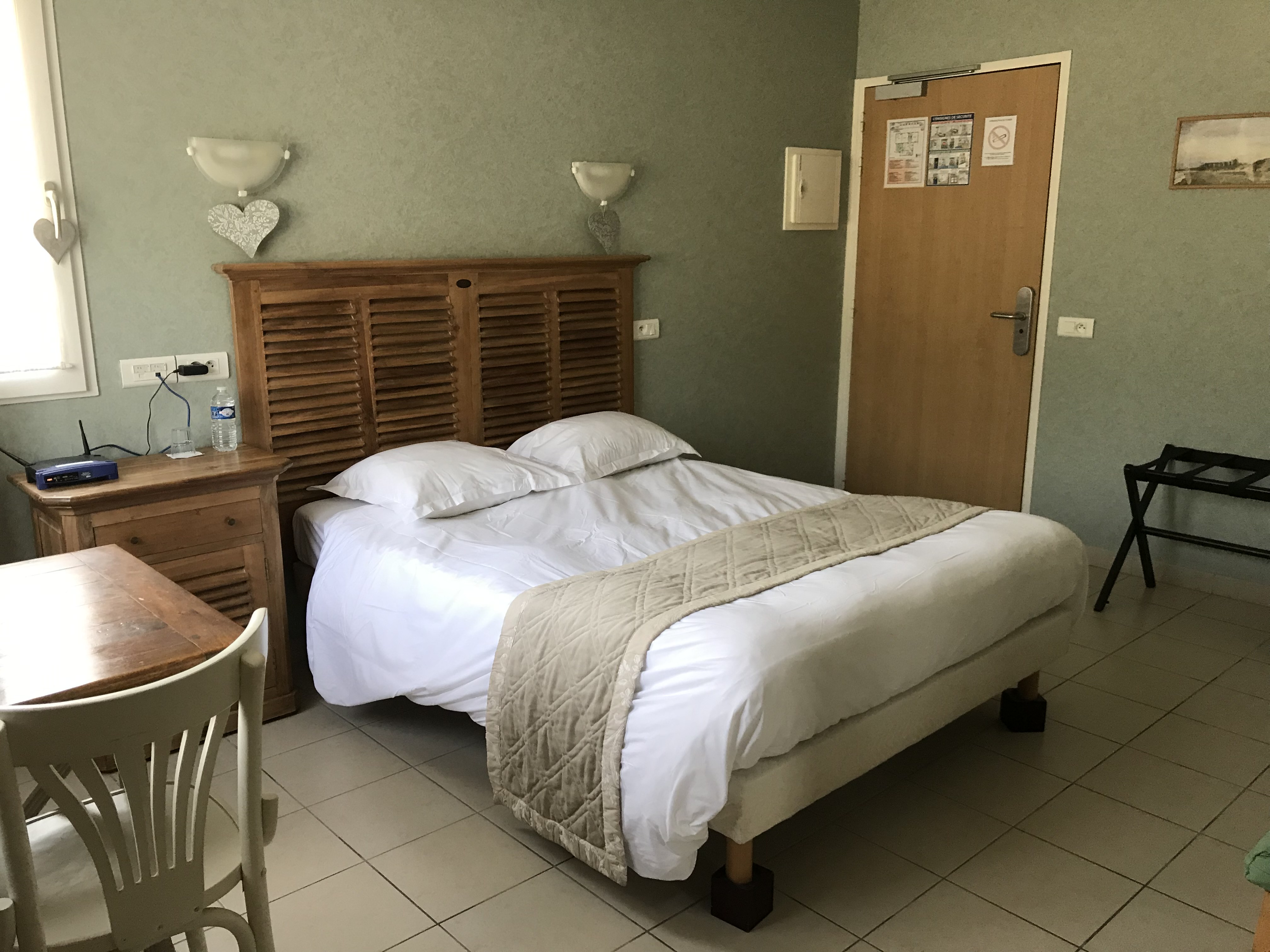 Nous vendons notre fond de commerce d'un hôtel de 7 chambres avec restaurant/bar.

Nous avons une licence IV dans notre fond de commerce. 

Location via la mairie de Carolles.

Cuisine et chambres toutes équipés. 

Partie bar rénovée en 2022.