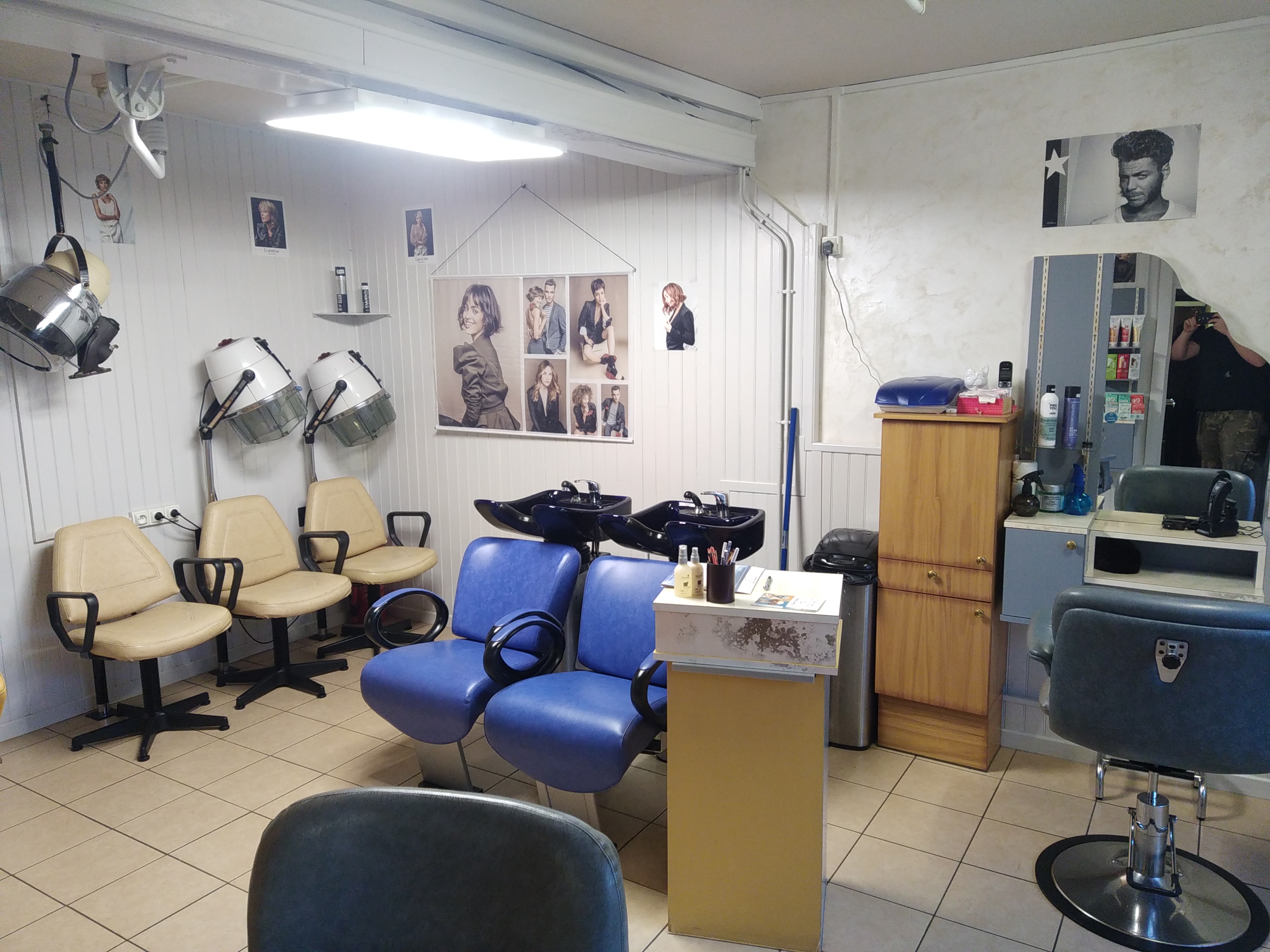 Vends salon de coiffure mixte, situé dans la rue commerçante du village pour cause de retraite.
Le bien est constitué de 4 coiffeuses avec 2 bacs. 
Le salon fait environ 25 m². 
le prix de vente du salon reste à débats et le loyer est de 350€/mois.
Chauffage électrique refait 2016, électricité refait en 2008 et contrôlé tous les ans.
Une arrière boutique est également présente et fait environ 25m². Cette partie est constitué d'une pièce pour faire sécher du linge en intérieur ou autre, ainsi qu'un espace pour faire un bureau et un coin où il est possible de brancher une machine à laver avec un point d'eau. Il y'a également une petite cours avec des fils à linge.

lien maps: https://maps.app.goo.gl/9UjLEQmwbwZAnhJ69

edithdelomez@gmail.com
06 41 43 46 02