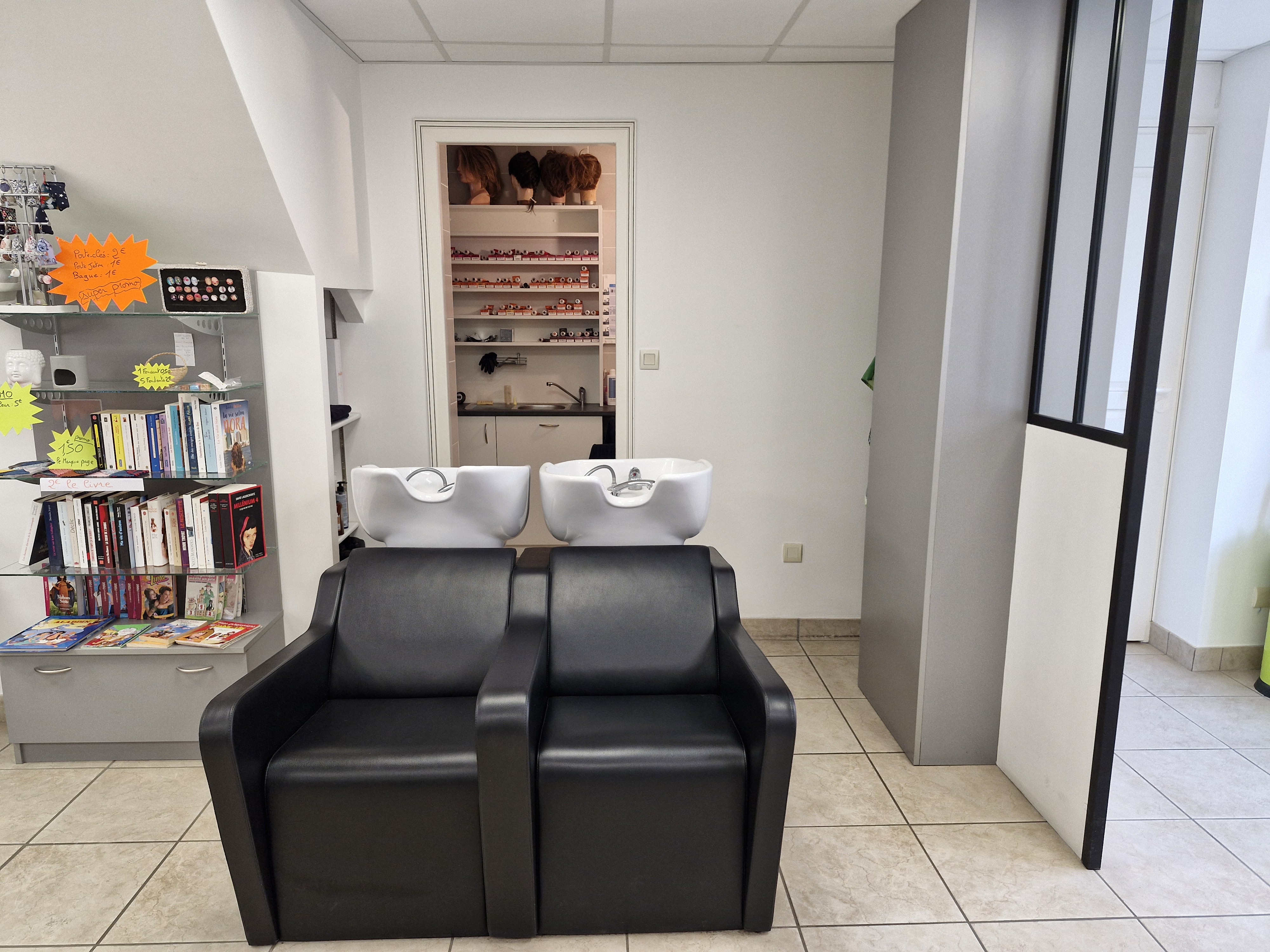 Bonjour
Je vends mon fonds commerce avec le mobilier et les accessoires.
Pas de travaux à prévoir, une bonne clientèle, des parkings autour du salon, petit loyer dans une commune dynamique.
Le salon et sa clientèle vous attends.
N'hésitez pas à m'appeler pour plus d'informations ou par mail
Stéphanie