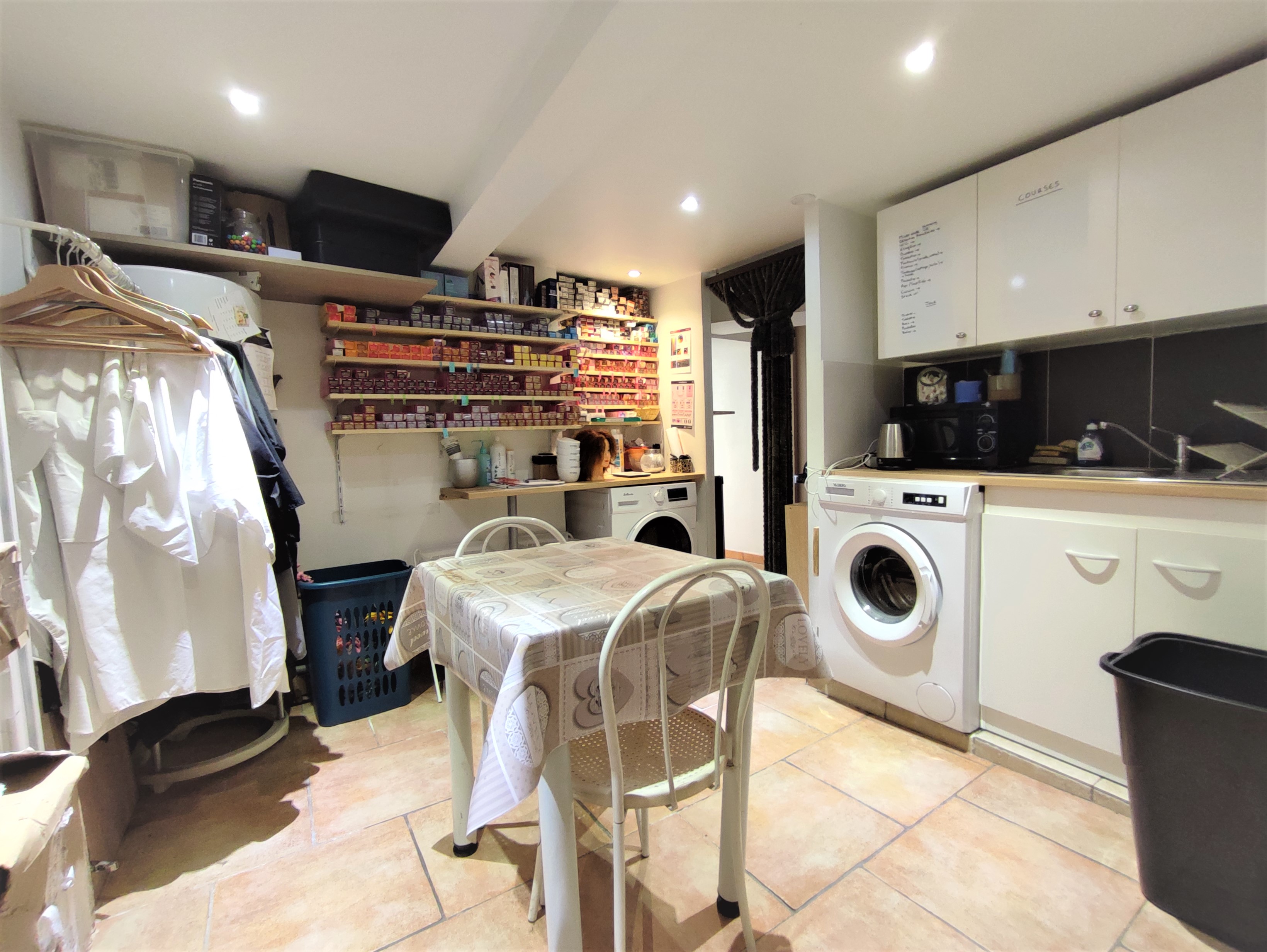Fond de commerce : 
Dans village centre var proche autoroute et en centre ville, beau local de 60M2 environ (salle et arrière salle)  avec Loyer de 605 E , Bail 3/6/9, tous commerces sauf restauration.
Actuellement salon de coiffure avec 5 postes de coupe et 2 de lavage, le matériel d'exploitation est en excellent état,