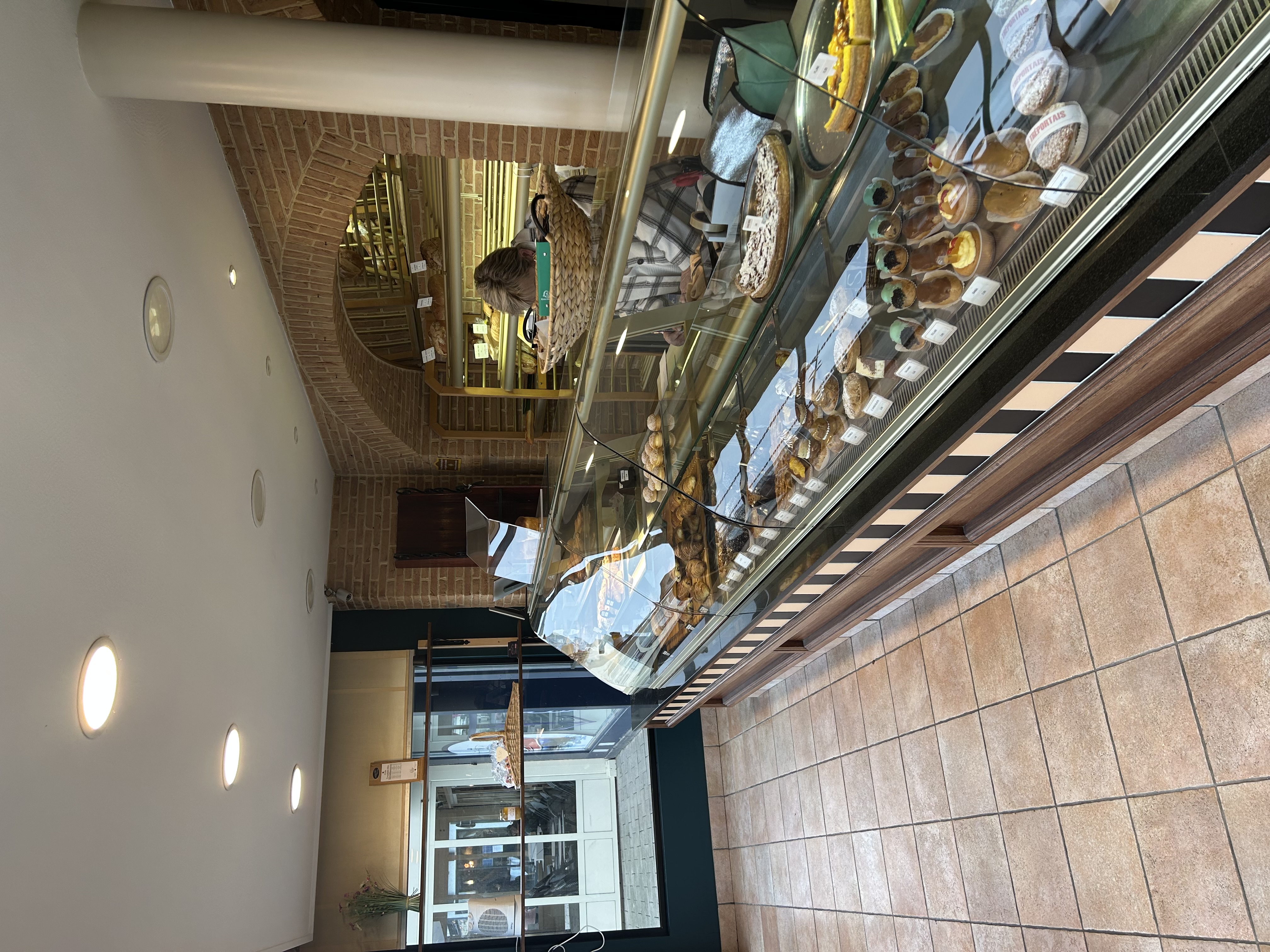 A vendre Opportunité exceptionnelle !
Cette Boulangerie-pâtisserie idéalement située sur le port d’une ville très touristique, à proximité d’Eu.
L'Emplacement stratégique offrant une forte visibilité et un flux constant de clientèle toute l’année, avec une activité particulièrement soutenue en saison estivale.
Le magasin est fonctionnel et immédiatement exploitable, sans travaux intérieurs à prévoir. L’espace de vente, situé au rez-de-chaussée, est bien agencé et permet une présentation attractive des produits.
Le fournil est opérationnel et adapté à une production régulière et optimisée.
Au sous-sol, le laboratoire de pâtisserie est entièrement équipé et fonctionnel. Les deux niveaux sont reliés par un monte-charge facilitant l’organisation du travail et la circulation des marchandises.
La façade est à refaire, offrant l’opportunité de moderniser l’image du commerce et d’optimiser encore davantage son attractivité sur le port.
L’établissement dispose également d’un appartement fonctionnel, un véritable atout pour un exploitant ou un couple souhaitant vivre sur place. À noter : pas de cour.
L’activité actuelle comprend pains traditionnels et spéciaux, viennoiseries, pâtisseries et snacking. Très fort potentiel de développement sur la partie snacking, glaces, boissons fraîches et vente à emporter durant la saison estivale, particulièrement adaptée à la clientèle touristique du port.
Affaire saine, outil de travail performant, idéale pour un professionnel souhaitant s’installer dans un secteur dynamique à fort potentiel.