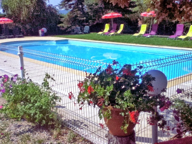 Restaurant idéalement situé à Cavagnac, au carrefour des sites touristiques majeurs tels que Martel, Collonges-la-Rouge, Turenne et Carennac. Le restaurant dispose d'une clientèle fidèle et bénéficie d'une forte affluence touristique en haute saison.

Capacité : 70 couverts en salle, 120 couverts en terrasse
Superficie totale : 5 000 m²
Terrasse ombragée avec vue sur le château et l’église de Cavagnac
Cuisine entièrement équipée (four mixte professionnel, chambre froide, cellule de refroidissement, crêpières)
Grand parking à disposition
Infrastructures : Piscine, parc de jeux communal mitoyen, cabane grill, studio
Fort potentiel de développement
Le prix de vente est fixé à 250 000 € à négocier pour fonds et murs:

180 000 € pour les murs
70 000 € pour le fonds de commerce