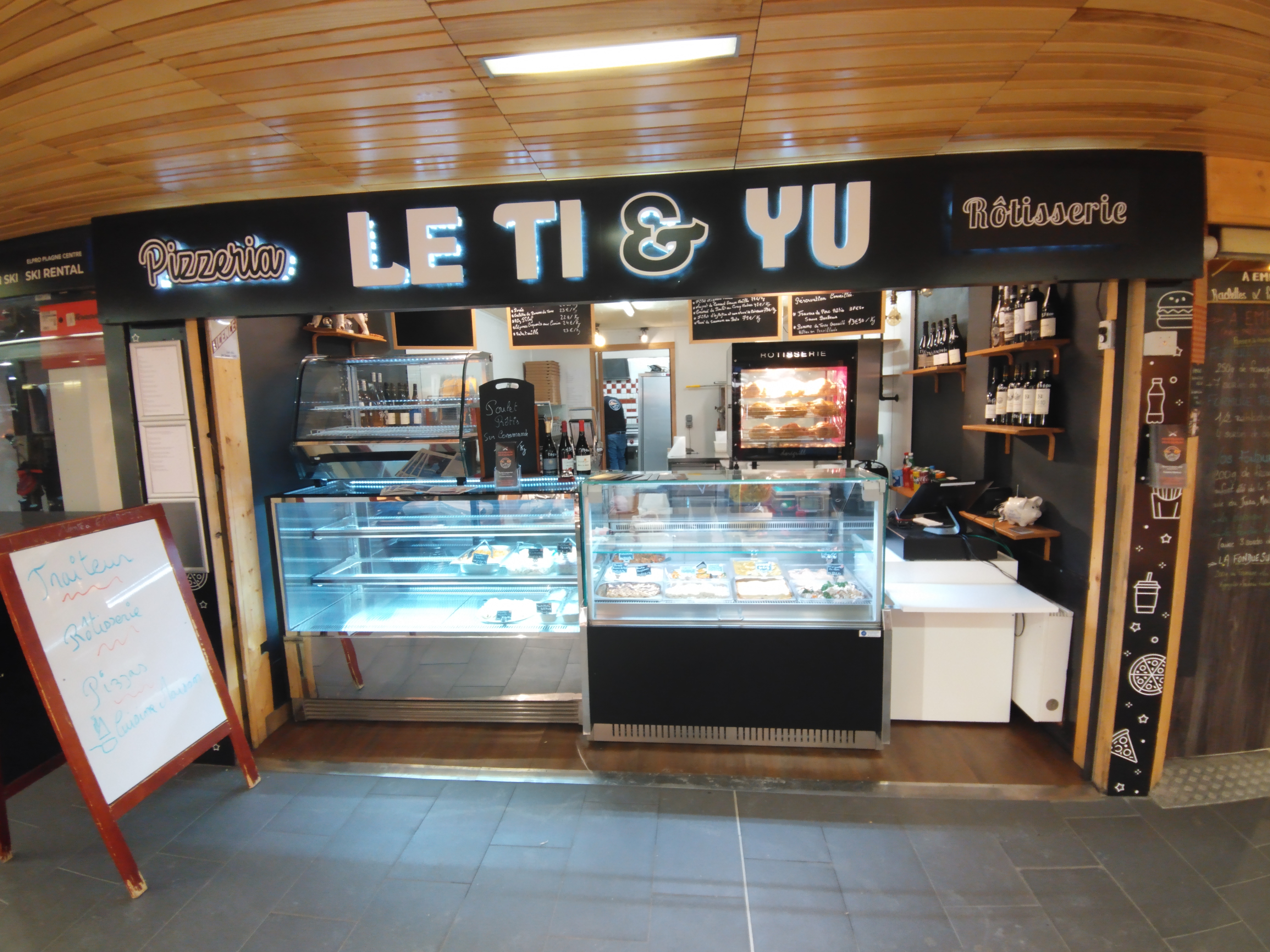 vends Pizzeria/ traiteur/snack 
idéalement situé dans la galerie commerciale de Plagne centre 

station internationale a forte fréquentation

Excellente réputation  depuis des années (voir note internet) pour cette pizzeria 

Activité traiteur crée en saison 23/24 qui  répond a une attente forte de la clientèle de Plagne centre et village, chalet alentour 

Poste snack crée saison 24/25 qui a bien démarré pour une 1 ere année

Affaire sure et qui demande encore du développement

CA en progression constante