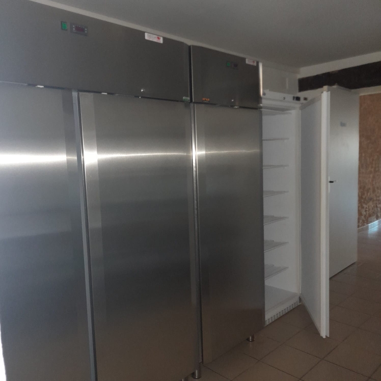 Location restaurant - bar- multiservices de village vide avec licence 4
Cuisine équipée de  :
- 2 armoires réfrigérées positives
- 1 armoire réfrigérée négative
- 1 hotte
- 2 tables inox
et rayonnages