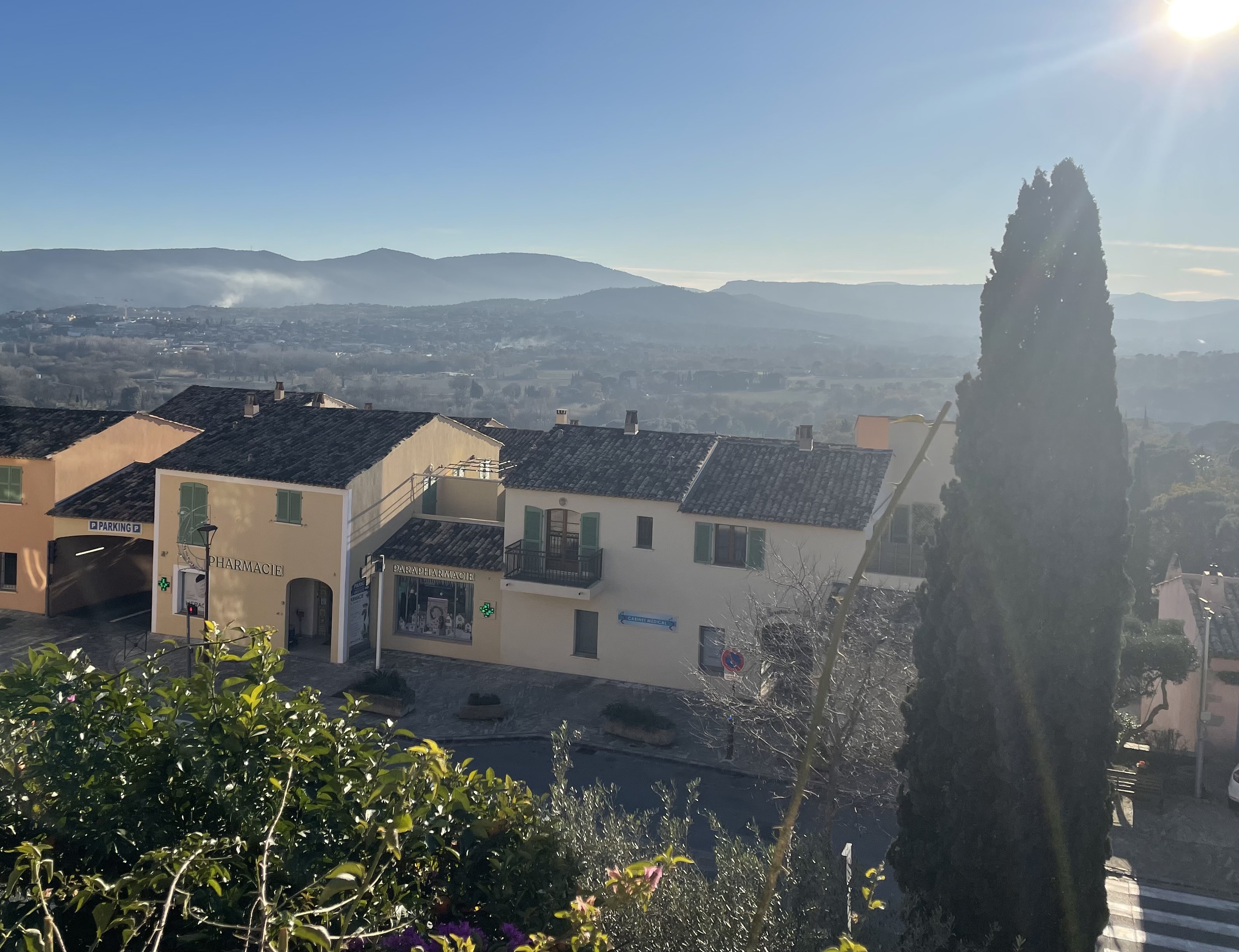 Au cœur du Golfe de Saint-Tropez, le village de Grimaud recherche un médecin généraliste en collaboration avec celui déjà en place, pour une cession de la totalité de l'activité par la suite, si souhaité.

Village animé, patientèle adorable et variée, tourisme ++ en saison estivale.

Maison de village 100m2 proposée en location par la Mairie. 
Loyer du cabinet médical 53m2: 700€ CC à diviser entre les deux praticiens.

Contacts: 
- Mme Ségolène Poupart (Titulaire de la pharmacie voisine) segolenepoupart@hotmail.fr
- Dr Italo Miccoli 
italomiccoli@sfr.fr
- Mairie de Grimaud 0494556919