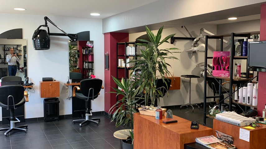 Je vends le fond de commerce de mon salon de coiffure mixte pour cause de départ à la retraite.  
Situé entre Poitiers, Limoges et Angoulême , dans un charmant petit village de 1300 habitants en bord de Vienne  avec toutes les commodités, superette, restaurant, école, cabinet médical pluridisciplinaire, pharmacie,  foyer logement ….
Le salon est équipé de 2 bacs, 6 postes de coiffage, plus un local dédié actuellement à une activité d’esthétique. Il est doté d'un mobilier est en excellent état, d'une climatisation réversible, d'une cuisine, d'un local technique avec  machine à laver, et sèche linge.
Parking gratuit et superette en face de l’établissement.
Fonds de commerce : 29 000€

Loyer : 390€/mois

ou possibilité d’acheter les murs avec deux appartements T4, pour 200 000€