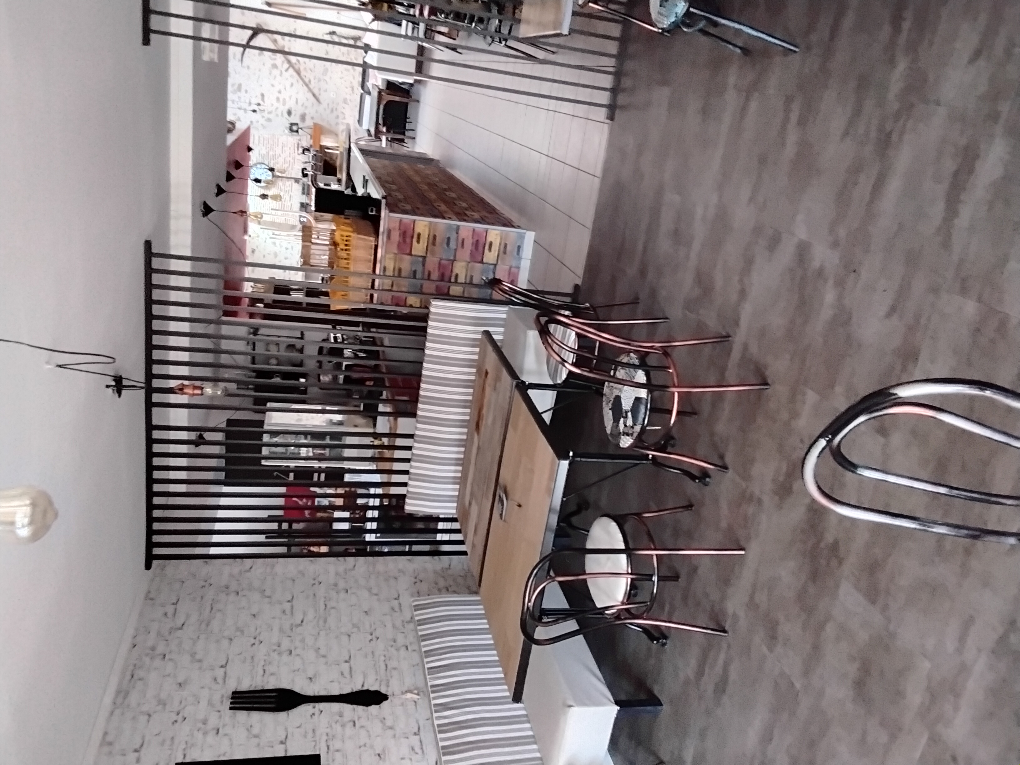 URGENT
A vendre cause retraite, un fonds de commerce bar-restaurant-multiservices situé dans le village de Millac (86) au bord de la Vienne, proche de 2 villes de 1200 habitants avec toutes commodités et à 1 heure de Poitiers, Angoulême et Limoges.
DESCRIPTIF : 
L’établissement a été complètement rénové en 2020. Vous pourrez donc vous installer dans un local parfaitement adapté. Celui-ci est composé d'une salle de restaurant de 40 m2, d'un bar 46m2(+ terrasse 15 places), et d'un espace épicerie de17 m2.
La cuisine a été créée en 2017 et du matériel neuf a été installé chaque année. L'espace avec la réserve fait 17m².
Il n'y a donc ni travaux ni investissement à prévoir.
Les murs appartiennent à la mairie avec un loyer très modique de 200 € par mois
Vous avez la possibilité de louer un appartement de 120m² en parfait état situé au-dessus du restaurant.
Le chiffre d’affaires reste stable avec une clientèle fidèle.
Le prix du fonds est fixé à 25000 EUROS.