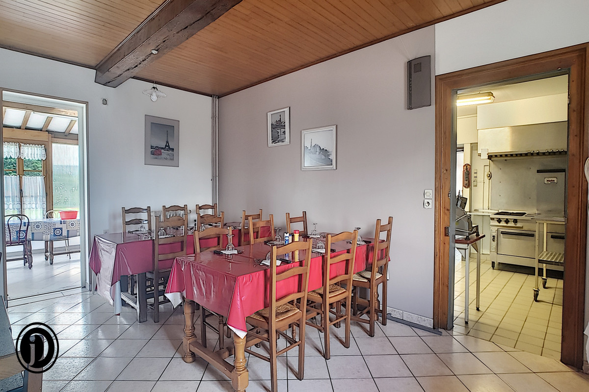 SUR AXE ROUTIER TRÈS FRÉQUENTÉ A PROXIMITE AUTOROUTE A28 ET A29.

Bar et Restaurant routier de cuisine traditionnelle en activité. 
Il offre 3 salles et une véranda pour une capacité totale de 90 couverts. 
Cuisine entièrement équipée, matériel en parfait état et 2 réserves.

Parking pouvant accueillir entre 28 et 35 poids lourds.
Pour les routiers, salle d'eau équipée avec WC, lavabos et douche.

Au dessus de l'établissement, un palier desservant 3 chambres, salle de bains et WC. Grenier.
A l'arrière, terrain d'environ 1928m² avec dépendances (rangements, garages, ...).

Accompagnement du repreneur par le cédant.

Prix incluant les murs et fonds.