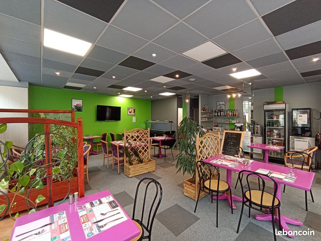 Vend fond de commerce restaurant
comprenant une salle de restaurant de 65 m² climatisée pouvant accueillir 40 couverts.
un cuisine de 20m², office dessert, une salle de plonge, un stockage, un vestiaire, des toilettes pour les clients
une terrasse de 30m² pouvant contenir 20 personnes .
tous le matériels en très bon état (tables, chaise, frigo, four, piano,..) reste ainsi que la licence IV qui sera à disposition. Pas de frais à prévoir.
Zone de chalandise de 5.000 habitants, axe très passant.
 8 services/semaines fermé le dimanche , les jours fériés ainsi que congés annuel .
 C.A. en augmentation constante : 120.000€HT  en 2022, rentabilité : 40.000€ environ pour couple. Loyer 450€ bail neuf , pas de contrat , affaire saine .

possibilité de loué un appartement au dessus refait à neuf d'environ 100m², 3 chambres pour un loyer de 400€/mois