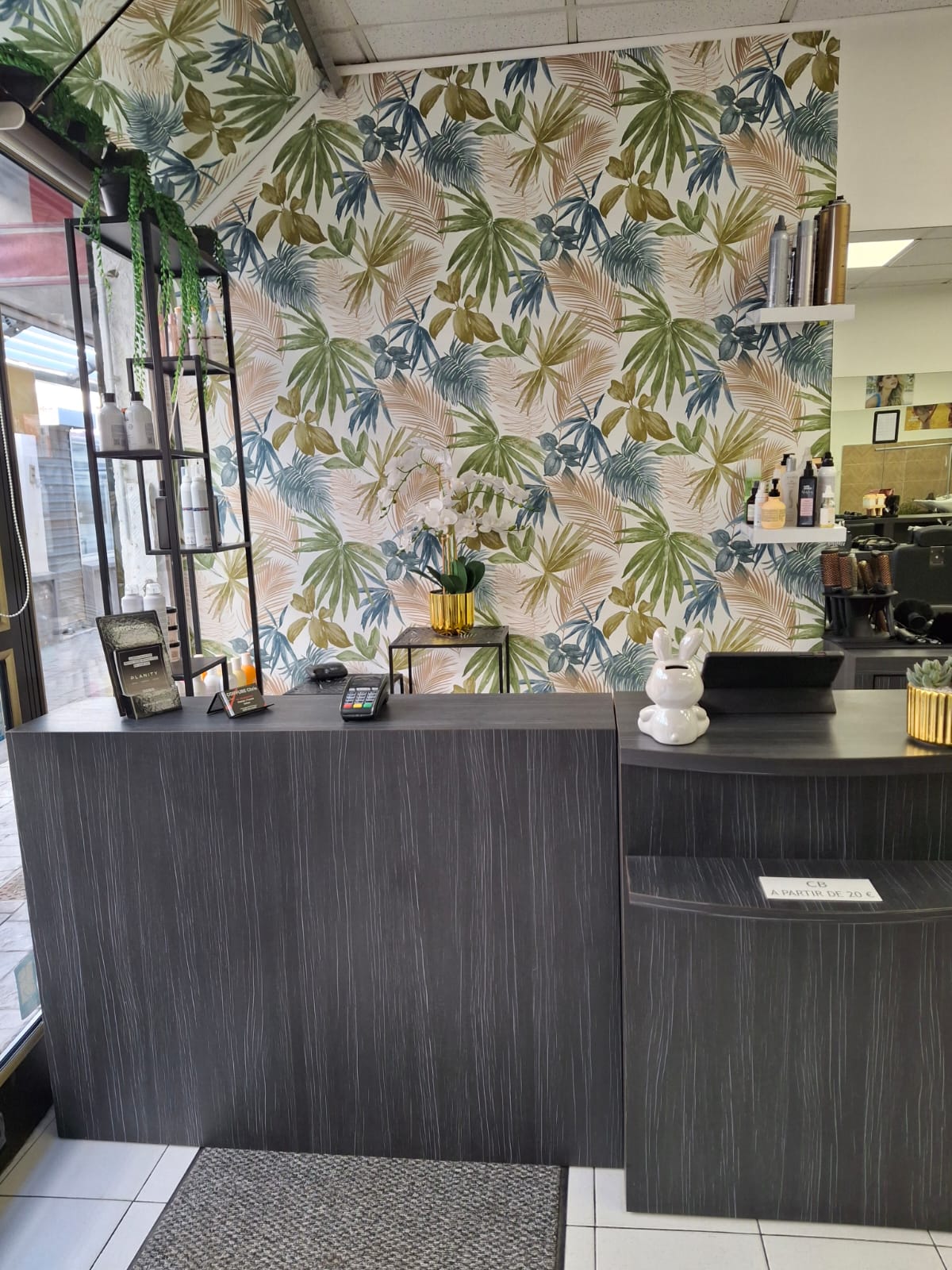 A vendre GRAU D'AGDE station balnéaire fond de commerce salon de coiffure mixte d'une superficie de 37 m2 .
Clés en mains idéalement situé sur un axe fréquenté .
Clientèle fidèle à l'année .
Aucun travaux à prévoir .
Entièrement équipé (6 postes de coiffage, 2 bacs, lave linge, sèche linge, climatisation)
Parking gratuit à proximité .
Loyer de 1000 €
CA  de 06/2024 au 06/2025 105 771 € HT
Cause de la vente : retraite
Reprise d'une employée possible qui est présente depuis 8 ans avec BP