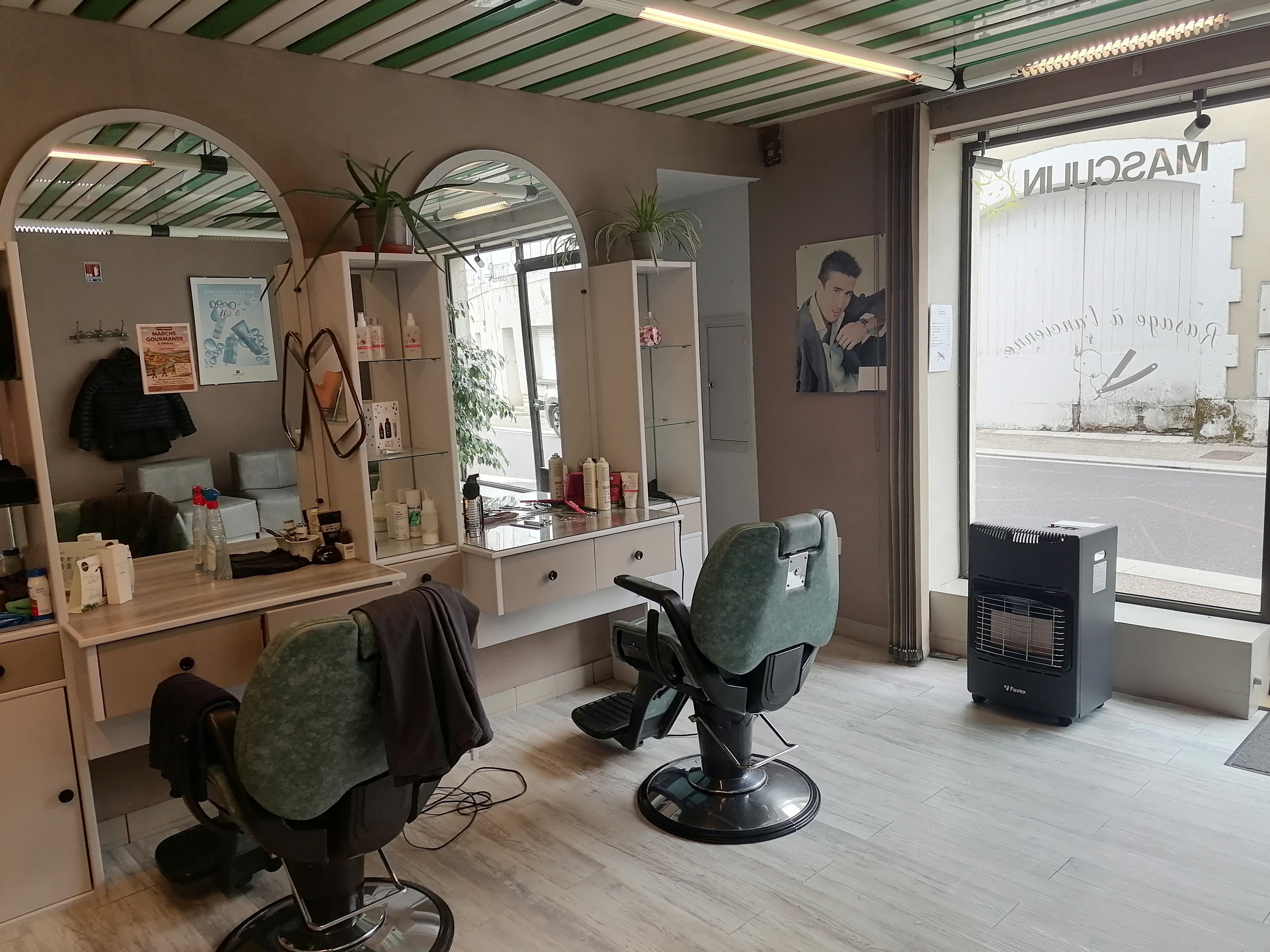 Salon de coiffure situé à Nersac en Charente, dans une ville de 2400 habitants environs, prix 17000 euros, loyer 620 euros 99m2 en activité, entretien électrique fait tout au norme le fond de commerce est vendu avec tout le matériel idéal pour commencer.