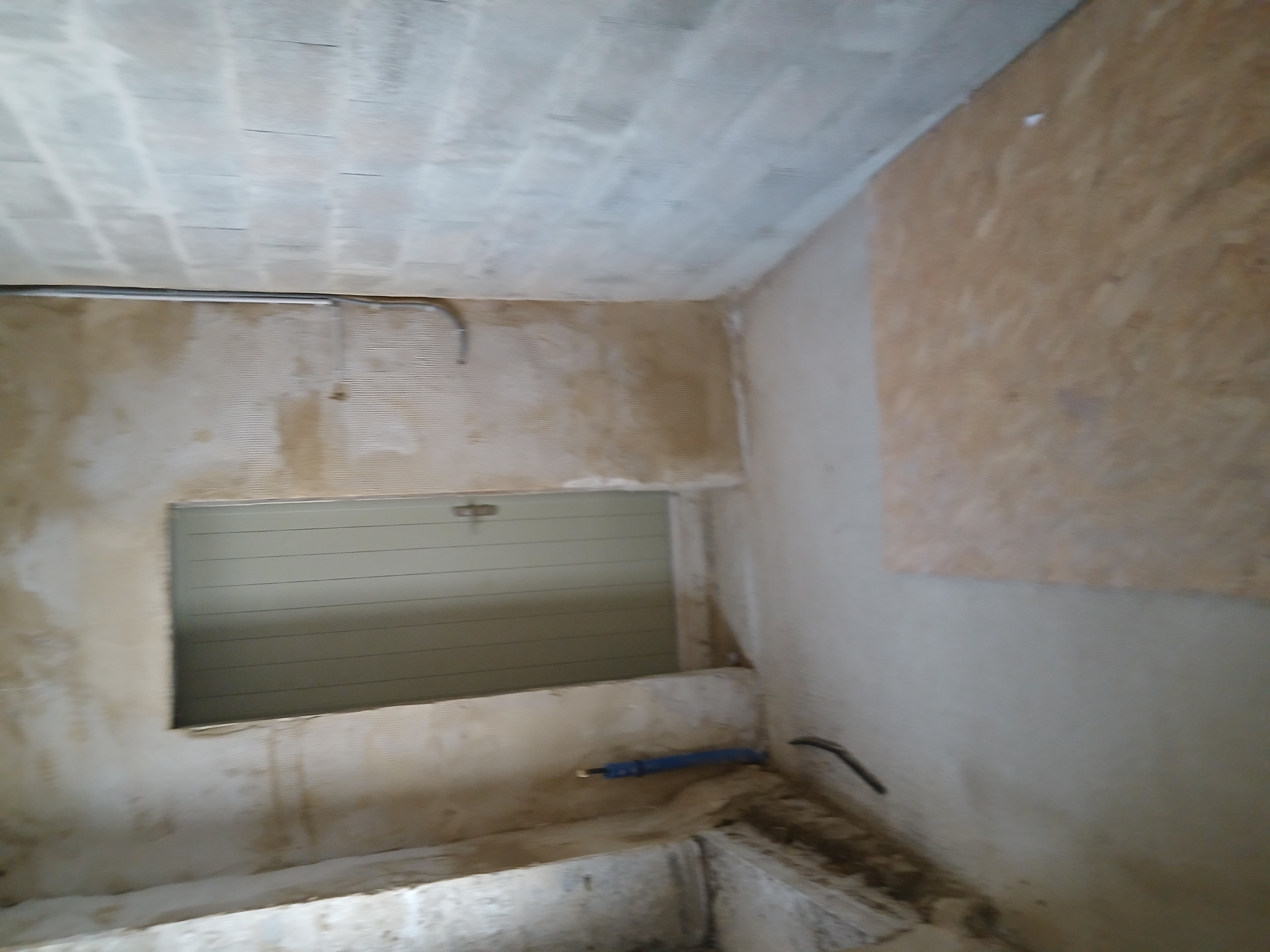 Au cœur d'un Ilot nouvellement réhabilité, à louer une grande cellule commerciale à aménager de 105.55 m2 (avec 2 caves) de plein pied, avec une belle devanture rouge vif. Située en centre ville, cette location comprend :
* 1 pièce avec une vitrine et un porte vitrée ouvrant sur un passage piéton ainsi qu'une vitrine et porte ouvrant sur une rue circulante. (cette pièce dispose d'un accès à une cave)
* 1 pièce contigüe à la première, disposant de 2 fenêtres donnant sur la rue  circulante
*  local de service muni d'une rampe donnant accès à l'arrière  de l'immeuble ainsi qu'à une cave.
Cellule commerciale brut de béton mais aménagement de base négociable. 
Mitoyenneté avec un autre commerce. 
Loyer envisagé : 550€ pouvant être revu si une aménagement de base en demander à la collectivité. 
Nature du Bail commercial : 9 ans