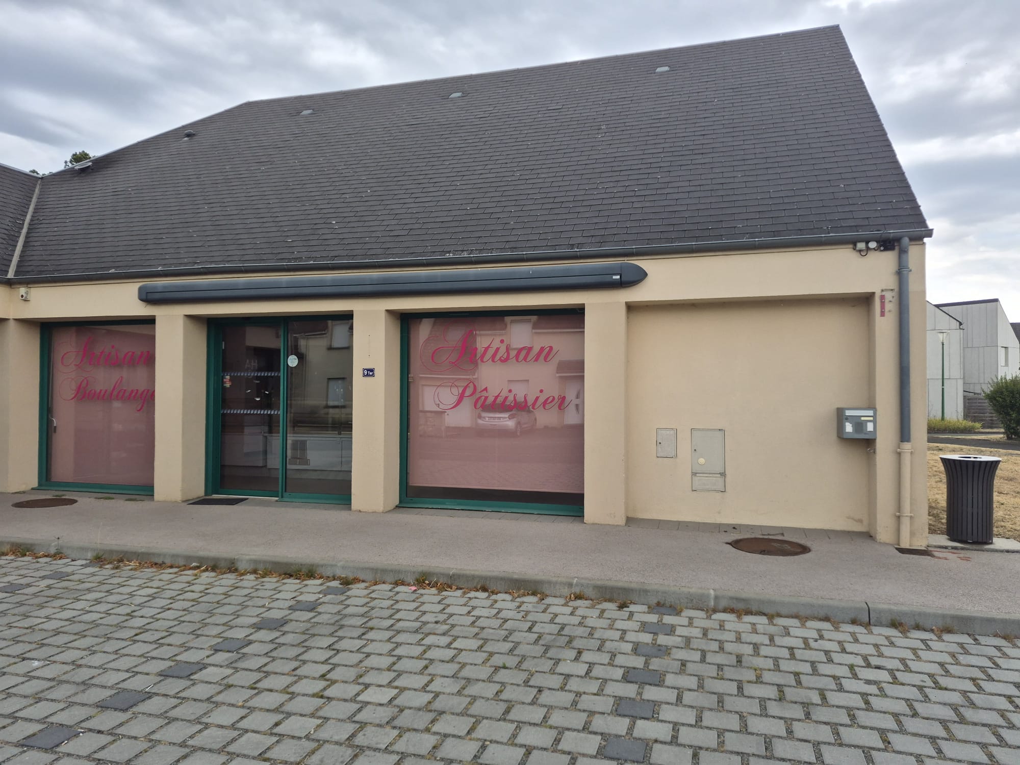 À louer – Local commercial de 131 m² – Champfleur (72610)

La commune de Champfleur propose à la location un local commercial de 131 m², idéalement situé à proximité immédiate du centre-bourg et mitoyen d'un salon de coiffure, offrant une bonne visibilité et un environnement commercial déjà établi.

Anciennement exploité en boulangerie-pâtisserie, ce local est parfaitement adapté à cette activité grâce à ses aménagements existants, mais il peut également convenir à de nombreux autres projets commerciaux, artisanaux ou de services, sous réserve de leur compatibilité avec les lieux.
Le bien dispose également d'un espace extérieur privatif clos d'environ 150 m².

Loyer : 530 € HT par mois.

Situé au cœur d'un bassin de vie d'environ 4 000 habitants, ce local représente une belle opportunité pour développer une activité de proximité.

Pour tout renseignement complémentaire ou pour organiser une visite, merci de contacter la Mairie de Champfleur.