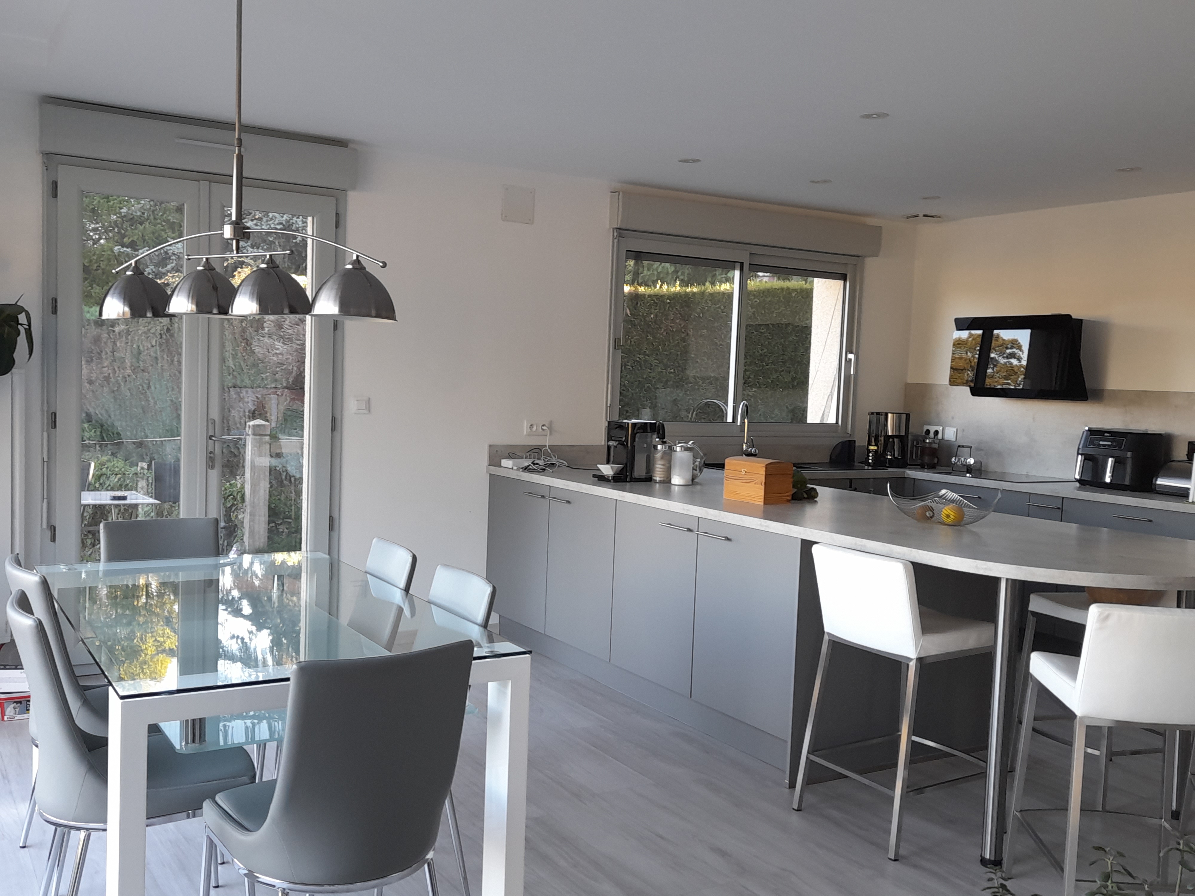 Supérette très bien située, très bon CA,  pour un couple et une employée qui est déjà  sur place.
Environnement calme, qualité de vie très agréable, bourg qui bénéficie de toutes les commodités. 
Logement sur place, créé en 2018.
Murs à vendre.