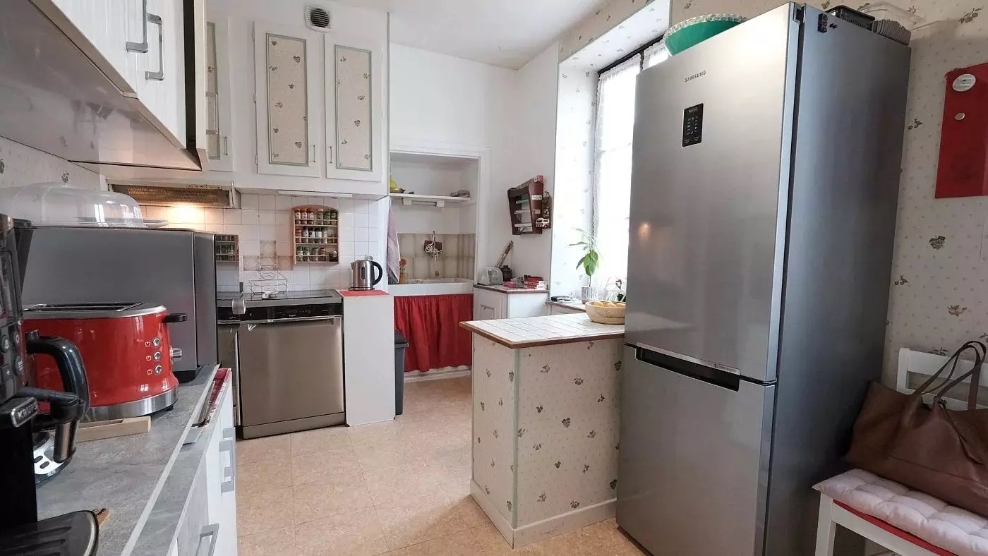 A vendre : Local commercial de 80 m², accompagné de deux pièces polyvalentes et d'un WC, parfaits pour donner vie à vos projets professionnels ou pour créer un espace de rangement. 
Le bâtiment, d’une surface totale de 210m², érigé sur un terrain de 306 m², est idéalement situé en plein centre du village de Luzy (58170), en plein cœur de la Bourgogne. Réputée pour son environnement verdoyant et sa qualité de vie.
 À l'étage, un appartement spacieux vous attend. Il se compose d'une cuisine, d'un lumineux salon/séjour, de trois chambres et d'une salle d'eau. Un cagibi attenant offre un accès à un grand grenier aménageable, laissant libre cours à votre imagination pour créer un espace supplémentaire selon vos besoins. L'ensemble de ce bien est agrémenté d'une charmante cour, de deux caves et de plusieurs dépendances, offrant ainsi un espace de stockage appréciable. Multiples possibilités d'aménagement. Une propriété offrant un potentiel intéressant pour différents projets d'investissement ou de résidence principale.