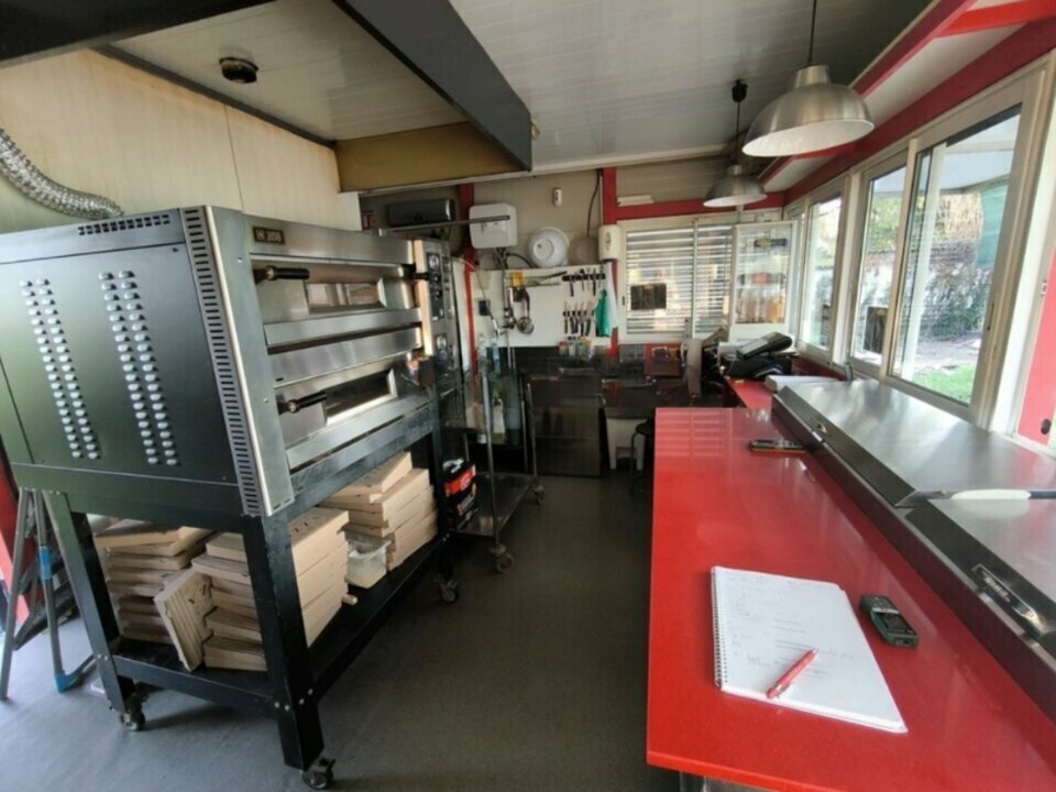 Fonds de commerce de 40 m² à céder, idéal pour une activité de restauration rapide avec une excellente rentabilité. Le bien inclut un local sur un terrain en location, avec des parkings communs, le tout proche des commerces. Prix de cession de 70 000€.
