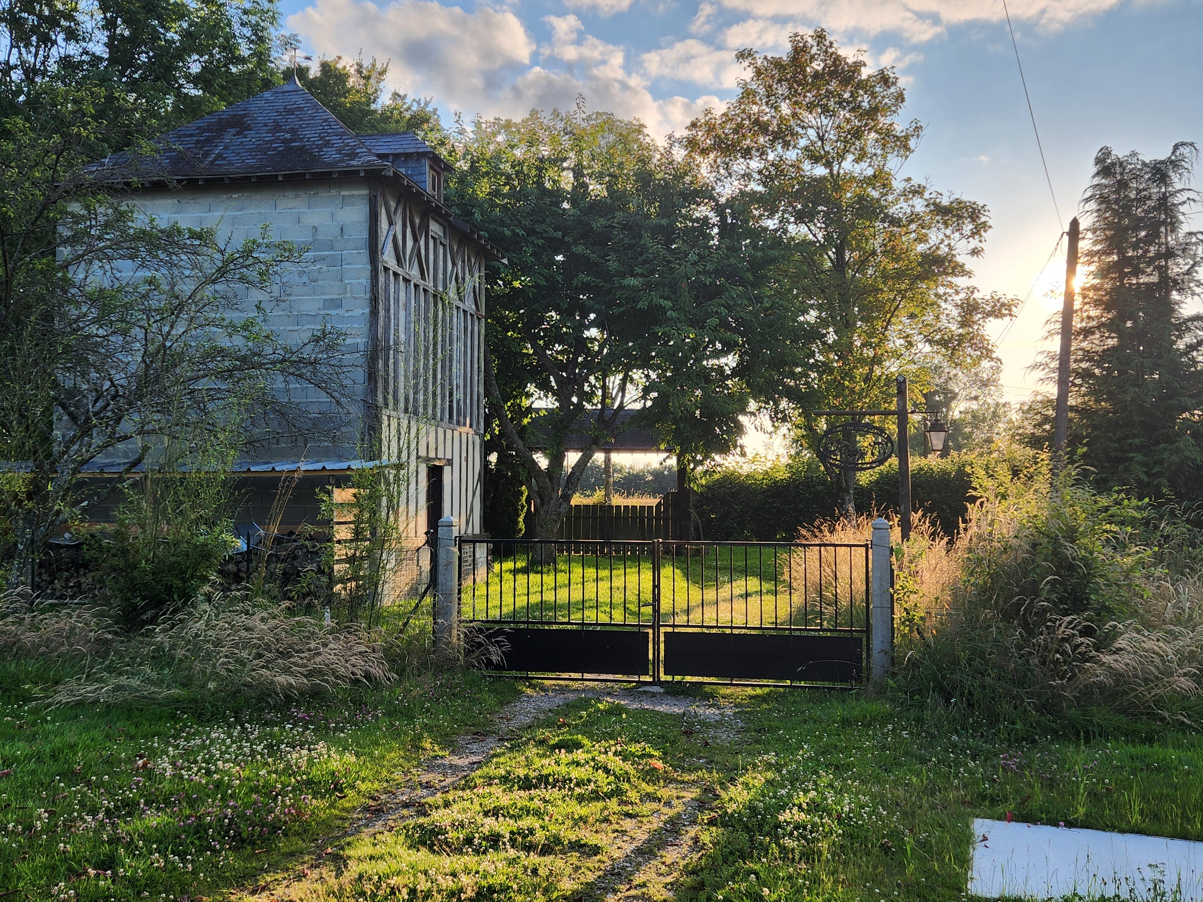 A Neuville-sur-Touques, dans l’Orne, je vous propose une magnifique Villa et ses dépendances, située au bout d’une impasse, avec pour seuls voisins les pâturages et bois alentours, calme garanti !
Sur un terrain de 3600 m², entièrement clôturé et doté d’un grand parking (capacité 10 voitures et/ou camping-cars et caravanes), la maison principale, d’environ 110 m² se compose de 2 étages avec 3 chambres, 1 salle de bain, 1 salon (cheminée avec insert)/salle à manger et buanderie ; la façade a été entièrement rénovée en 2024, le système électrique refait en 2022, la plomberie chauffage rénovée en 2024. Sur le même terrain, 1 gîte de 90 m², entièrement rénové en 2022, actuellement loué en chambres d’hôtes (petite clientèle grandissante, bien référencé et noté 8.5/10 sur Booking ; animaux acceptés) est composé de 2 chambres doubles (dont 1 est équipée aux normes PMR, au rez-de-chaussée), 1 chambre triple, chacune avec sa salle d’eau (douche) et WC privative et un espace commun salon/cuisine où les hôtes peuvent cuisiner et se restaurer. Le gîte est vendu entièrement meublé, le futur acquéreur pourra ainsi continuer à le louer dès son arrivée, sans frais supplémentaire, s'il le souhaite. La maison principale est également vendue meublée (électro-ménager de 2022), y inclus 1 tracteur tondeuse de jardin, plusieurs stères de bois de chauffage, petit matériel de jardin, etc.  Un troisième bâtiment se trouve sur le terrain, 18 m² x 2 étages ; actuellement utilisé comme garage pour le tracteur, ce bâtiment peut également être rénové et transformé en habitation ou chambres d’hôtes.
En plus de l’activité chambres d’hôtes, j’exerce également l’activité de Pension Canine Familiale dans la maison principale ; le terrain a été entièrement clôturé pour la sécurité des chiens en pension. Possibilité de reprendre la clientèle existante, fidèle et très attachée aux lieux et par ailleurs beaucoup de demandes de garde, donc une clientèle qui peut très vite progresser car très peu de concurrence alentours.
Chauffage gaz en citerne (environ 1500 à 2000 €/an pour les 2 habitations) ; fosse septique ; taxes foncières 1200€.