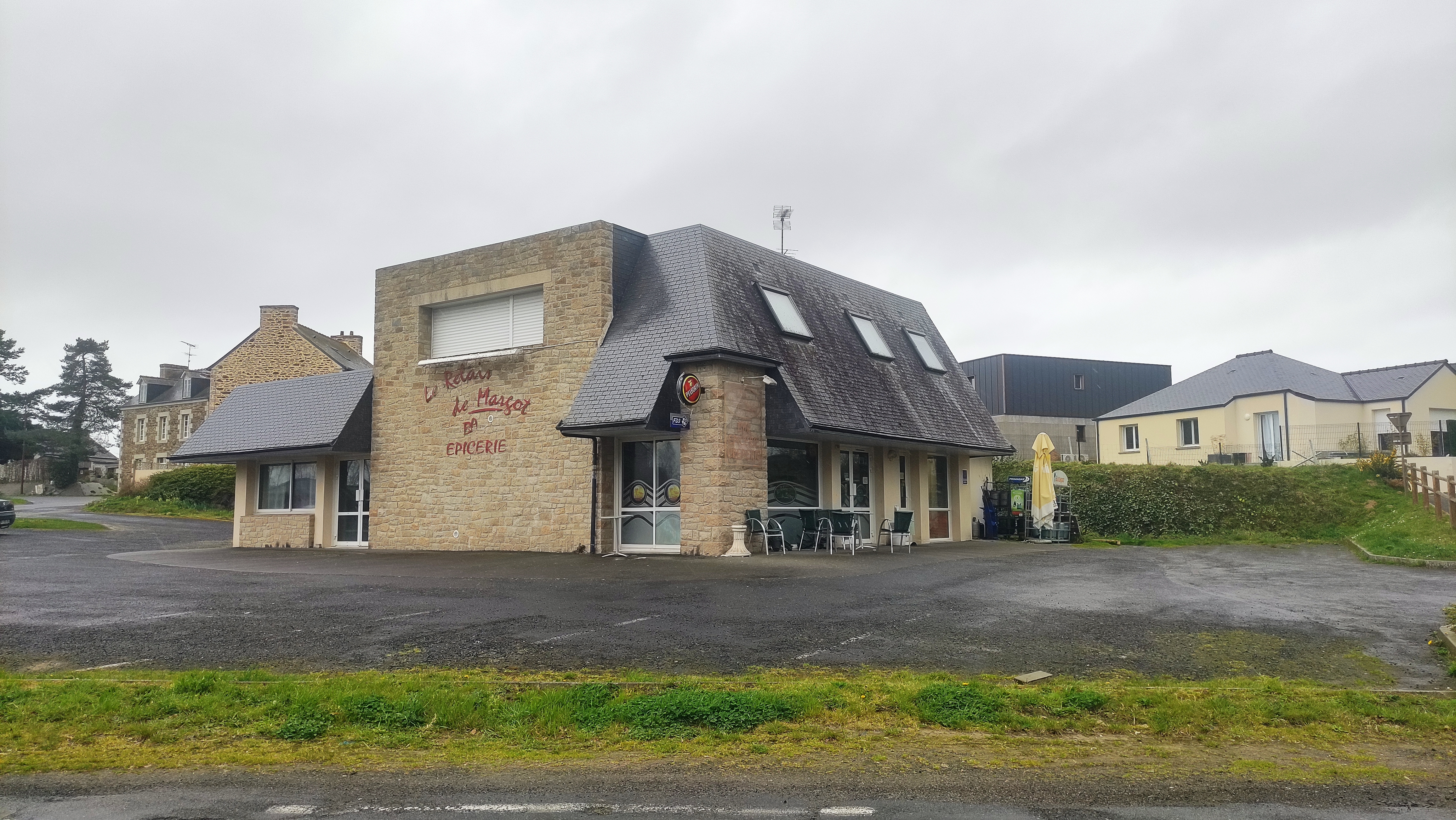 BAR, RESTAURANT, EPICERIE, DEPOT DE GAZ.
SECTEUR LAMBALLE A reprendre cause santé:
Cette affaire de BAR, RESTAURANT 40 places, EPICERIE, DEPOT DE GAZ, seul sur la commune (environ 1050 habitants) est idéal pour un couple dynamique et motivé. Terrasse.
Possibilité de développer les jeux de grattage FDJ, tabac, colis relais. Soirée à thèmes.
Commerce aux normes PMR et sans travaux à prévoir
Appartement indépendant de 3 chambres, séjour-cuisine au dessus du commerce avec une grande terrasse de 60 m².
Le loyer pour la partie commerciale est de 557 euros HT.
Le loyer pour l'appartement 473,10 euros
Les plus: grand parking, exploitable de suite sans travaux, logement, possibilité de développement.
Idéal pour couple
Apport nécessaire 25000 €

Contactez moi Loïc Berhault 0786930751 pour une visite: Mandat 7128 LB Agent Commercial arthurimmo.com RSAC