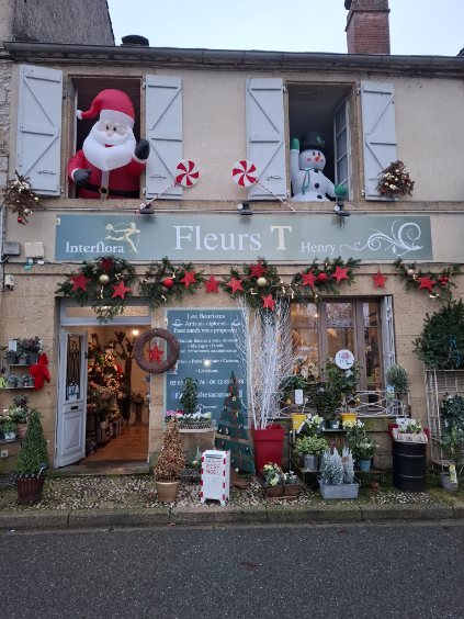 A vendre Fond de commerce fleuriste dans le Lot 
Je prepare ma retraite 
Dans charmant village dynamique dans le Lot entre Quercy et Périgord
Zone économique et touristique attractive (nombreux commerces et artisans dans la zone )
En plein centre de la Bastide  de Cazals 46250 sur la place du village  devant une place animée et  nombreux stationnements disponibles.
Joli  commerce  dans une maison de village  4 pièces +wc+point d eau 
Cave de stockage  avec accès discret dans ruelle arrière
Belle terrasse arrière plein sud (idéal pour activité secondaire.. salon de the, déco extérieure )avec tonnelle vigne ….
Commerce ayant une très bonne clientèle, fidele, ayant beaucoup de gout … tenu  par fleuristes diplômés, créateurs ayant une bonne cote.
Adhérent Interflora-Florajet-Agat 1.2.3 Fleurs-Agitateur Floral.
Plates formes Floristiques amenant de nombreuses commandes
Réalisations pour Naissances,  événements de la vie, mariages, deuils,  objets de décorations, 
Tres bonne relations avec pompes funebres locales
Idéal pour couple dont un est fleuriste…..un lieu de vie et de travail très agréable 
Prix du Fond de commerce 20000€
Poss d acheter les Murs : Local commercial +à l étage un appartement  à Rénover de 4 pièces  avec accès indépendant  depuis la Rue.