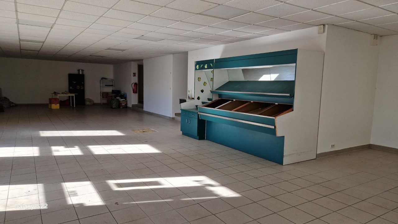 La municipalité recherche un candidat pour ré-ouvrir l'épicerie de la commune.
elle est fermée depuis 2 ans; 
La municipalité est propriétaire des murs. un bail se proposé au repreneur.
la surface commerciale est de 120 m2. 
Notre souhait est l'ouverture d'une épicerie, qui proposerait en plus de l'épicerie différents services comme le pain, la galette, le gaz, le Ouest-France, le dépôt de colis.
Moulins est une commune de 710 habitants avec une école, un centre de loisirs, et des associations dynamiques
Actuellement, il reste un commerce bar restaurant qui se situe de l'autre coté de la route. 
les candidats intéressés peuvent prendre contact avec la  mairie par mail : mairieadministratif@moulins35.fr