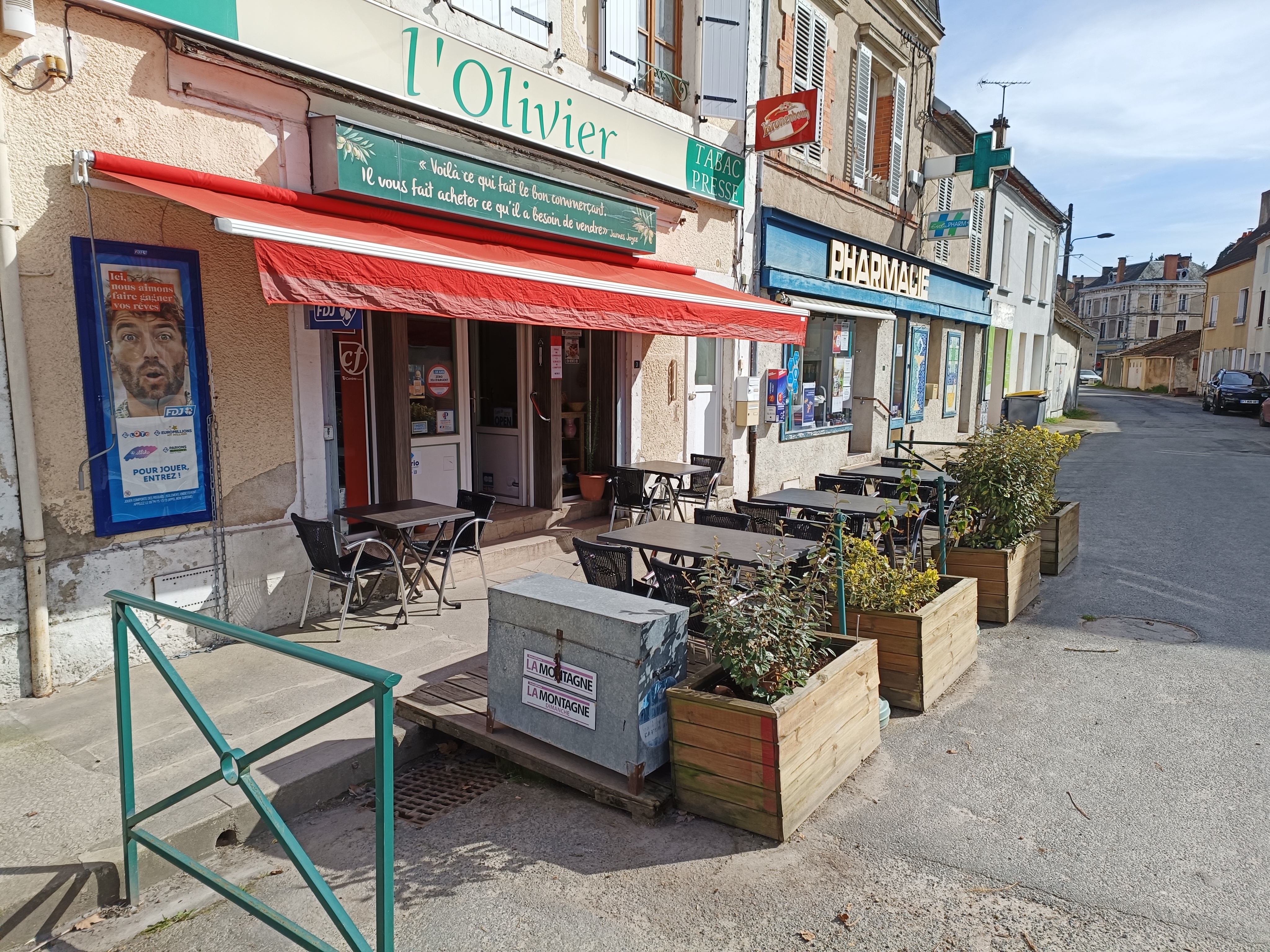 Bar tabac presse dans village de 980 habitants traversés par la nationale 7 dans le cœur du village 
Sur la place du village 
De nombreux commerces telles que la boulangerie le Vival la pharmacie coiffeur esthéticienne
Nous avons l'école primaire et alimentaire 
Une maison de retraite