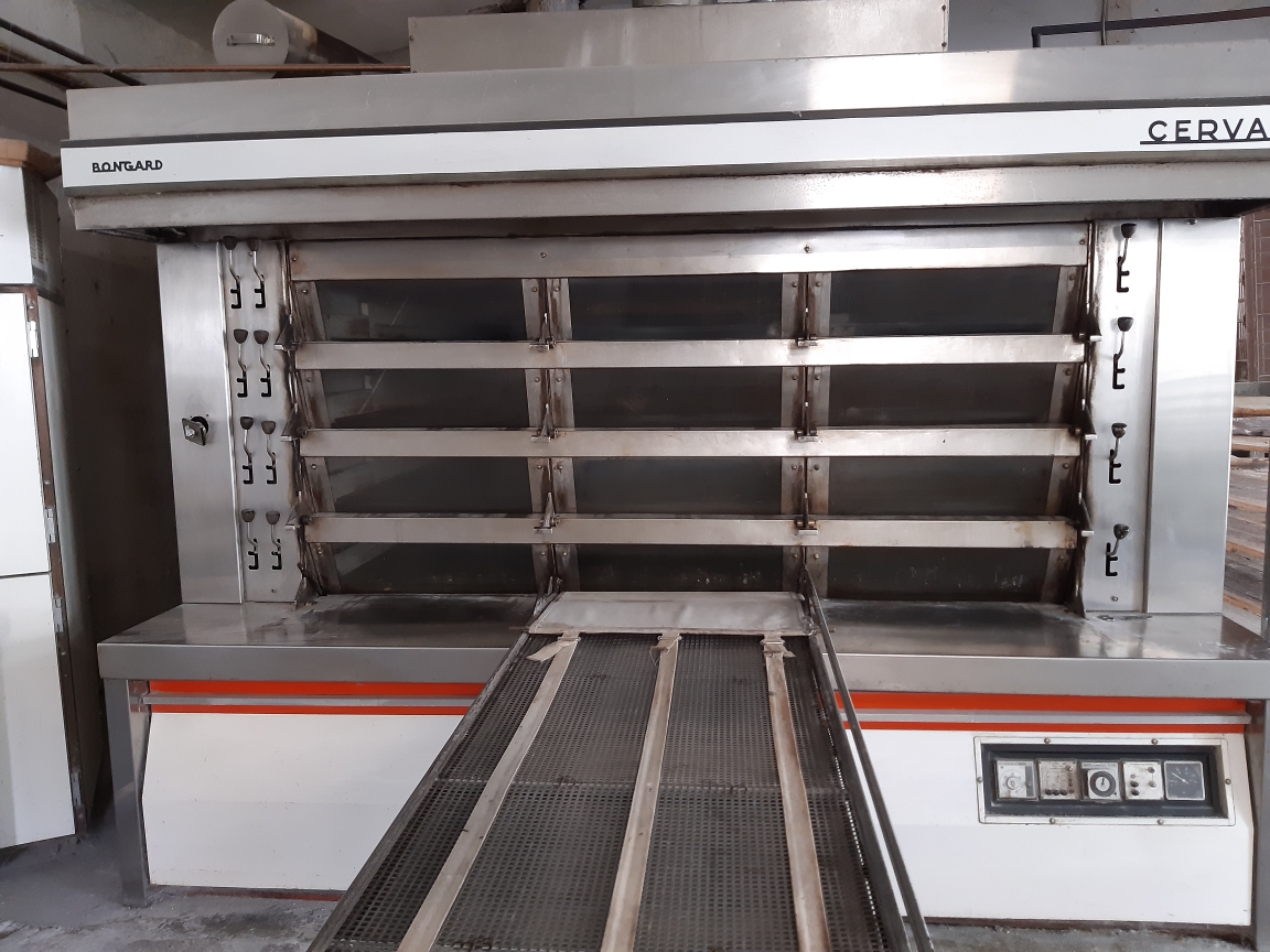 A vendre pour cause de départ en retraite fond de commerce boulangerie artisanale avec licence Tabac. 

L'activité de la boulangerie se fait au magasin mais également en livraison avec des dépôts de pain, des écoles, des maisons de retraite et également chez des particuliers.

Possibilité d'avoir la Française des jeux ou de faire relais colis. 
Possibilité de développer un autre commerce (alimentation ou autre).

Cette boulangerie est située dans un village du Libournais en Gironde à 15min de Saint-Émilion.
Vous pourrez vous épanouir dans un environnement rural plein de charme.

Le logement est spacieux avec un grand garage, un jardin et un fournil indépendant. 

Loyer à définir avec l'acquéreur

Possibilité également d'acheter les murs et le prix de l'ensemble sera à définir.