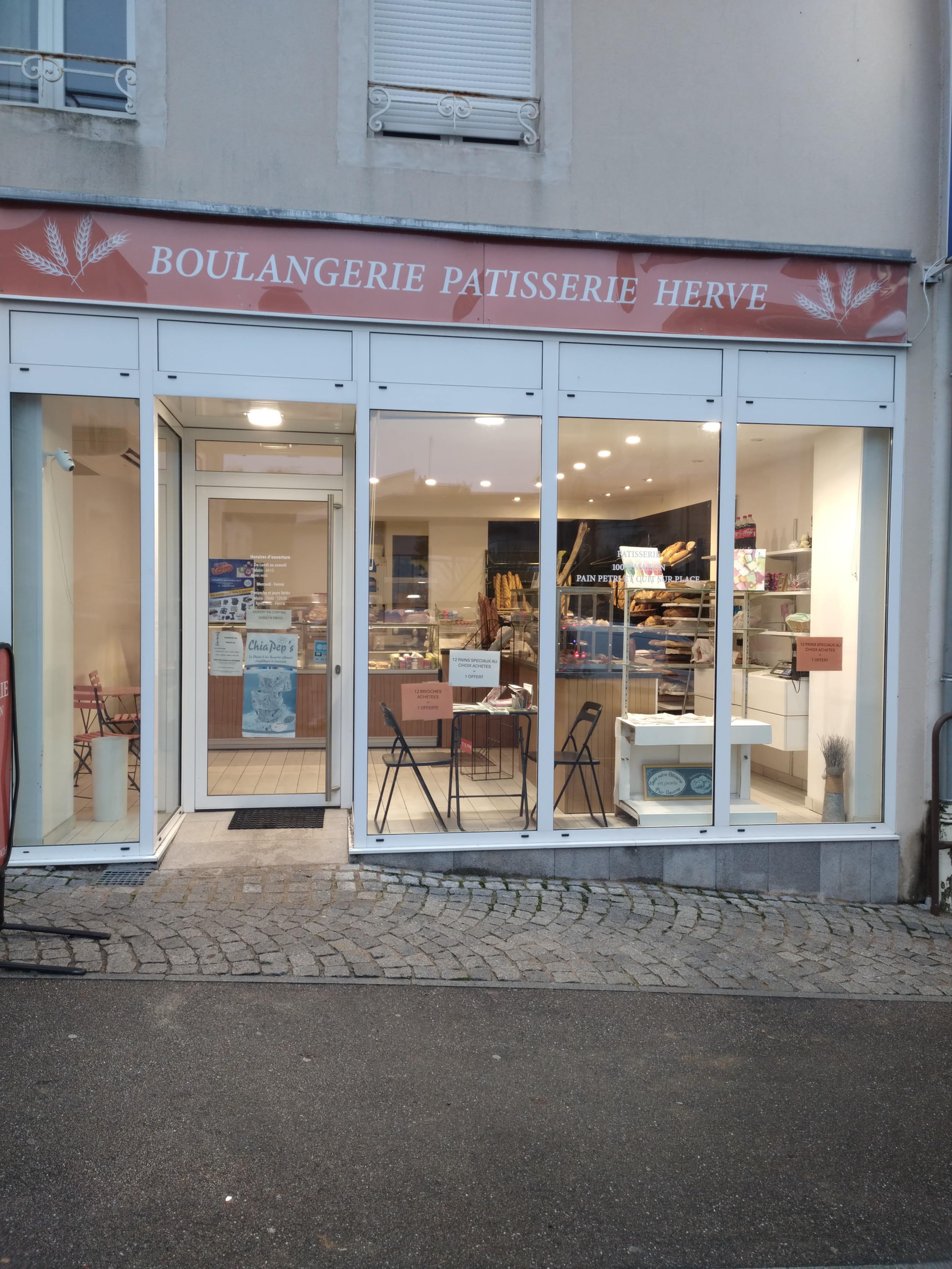 Très belle affaire à saisir à Thiaucourt Regniéville, la boulangerie-pâtisserie du village cherche un repreneur pour continuer à ravir les clients à 15km alentours!
Située au cœur du village et sur un axe passant (monuments historiques, Verdun, lac de Madine), vous travaillerez avec les acteurs locaux et les nombreux clients, habitants du village et des villages voisins. Vous disposerez de 3 distributeurs de pain, d'un laboratoire et d'un fournil de 144m2, et d'une partie vente de 30m2 comprenant un espace salon de thé.
Le fond de commerce est à vendre avec les murs qui, outre la boulangerie, comptent un appartement de 124m2 avec 3 chambres (possibilité d'une 4ème), un grenier et une cave.
Idéal pour un couple!