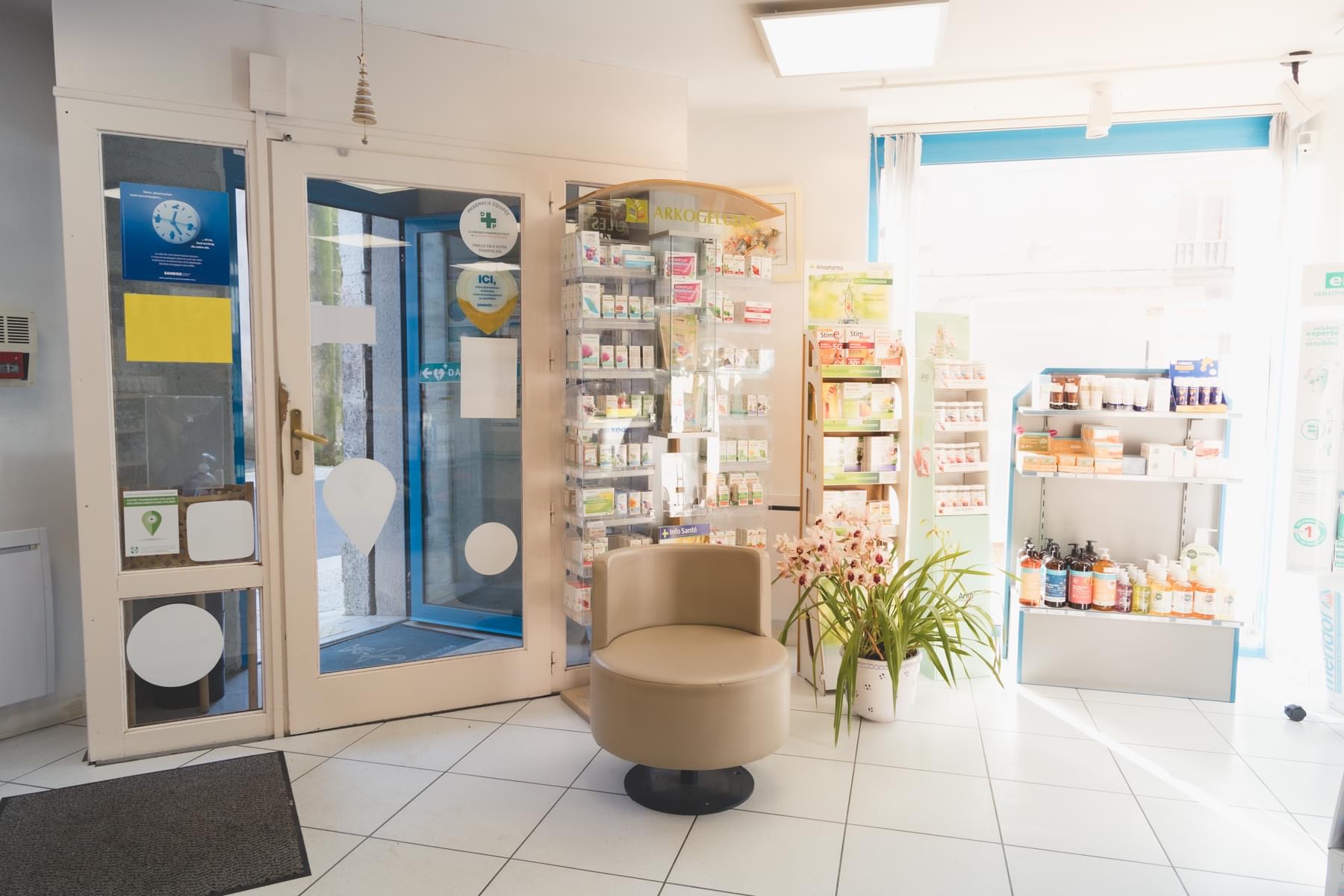 PHARMACIE à VENDRE située sur la Commune de Brossac. Ce village dynamique et accueillant bénéficie d'un emplacement stratégique qui attire une clientèle fidèle et diversifiée, composée d'habitants des villages environnants ainsi que de nombreux visiteurs.
Le village dispose d'une infrastructure solide : un cabinet médical avec un médecin, trois infirmiers et un kinésithérapeute, une école primaire et maternelle, ainsi qu'un tissu associatif actif. Ces atouts participent à la vitalité du village et à la prospérité de ses commerces.
Reprendre cette pharmacie, c’est choisir une affaire en pleine santé, dans un cadre paisible et convivial, avec la garantie d’une clientèle fidèle et d'une activité soutenue.
Caractéristiques principales :
    Surface totale de l’officine : 120 m² de plain-pied, avec 30 m² dédiés à l'accueil des clients.
    Deux comptoirs (voir photo).
    Chiffre d'affaires annuel : 1 million d'euros.
    Fréquentation moyenne : 70 clients par jour.
Nous sommes équipés d'une borne de téléconsultation neuve.

Conditions de vente :
    Fonds de commerce : prix négociable.
    Location des murs : 
    Pour faciliter l'installation du repreneur, un loyer réduit peut être envisagé durant les deux premières années.

Option d'achat :
L'ensemble du bâtiment est également disponible à la vente. Il comprend, en plus de la pharmacie, un appartement T4 à l'étage, ainsi qu’un double garage et une véranda indépendante, offrant ainsi une opportunité unique de concilier vie professionnelle et personnelle dans un environnement privilégié ou d’investir dans un bien immobilier pour en dégager un revenu locatif intéressant. 
Cette belle opportunité ne manquera pas d'intéresser les pharmaciens à la recherche d'une qualité de vie exceptionnelle, associée à une activité rentable et durable.
N’hésitez pas à nous contacter pour plus d’informations et pour organiser une visite ! CdC4B Sud Charente @followers Brossac Commerçants Artisans