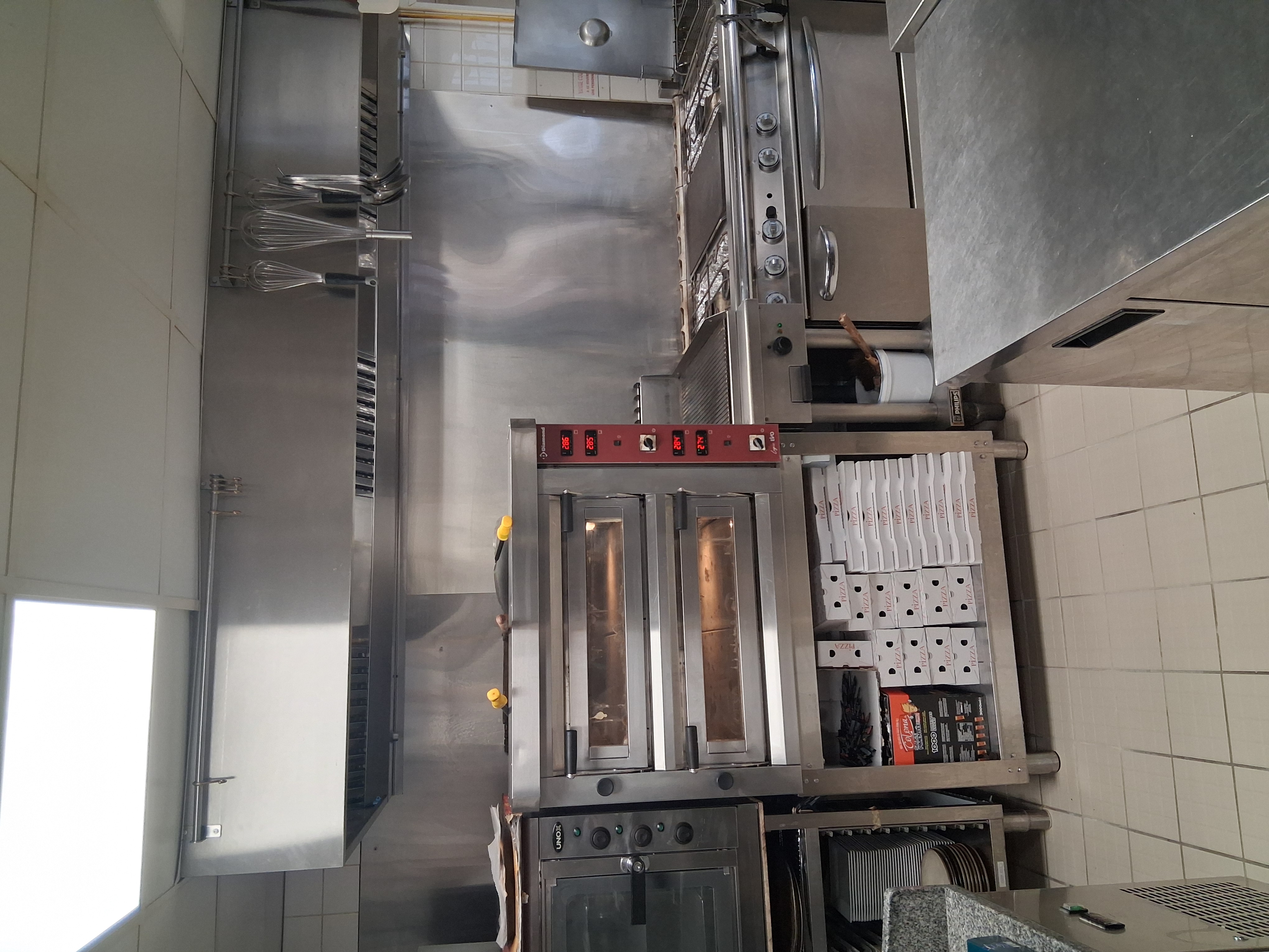 A vendre restaurant traditionnel pizzeria avec terrasse en face une église passage très fréquenté potentiel énorme salle de restaurant 70 place assises terrasse 30 place