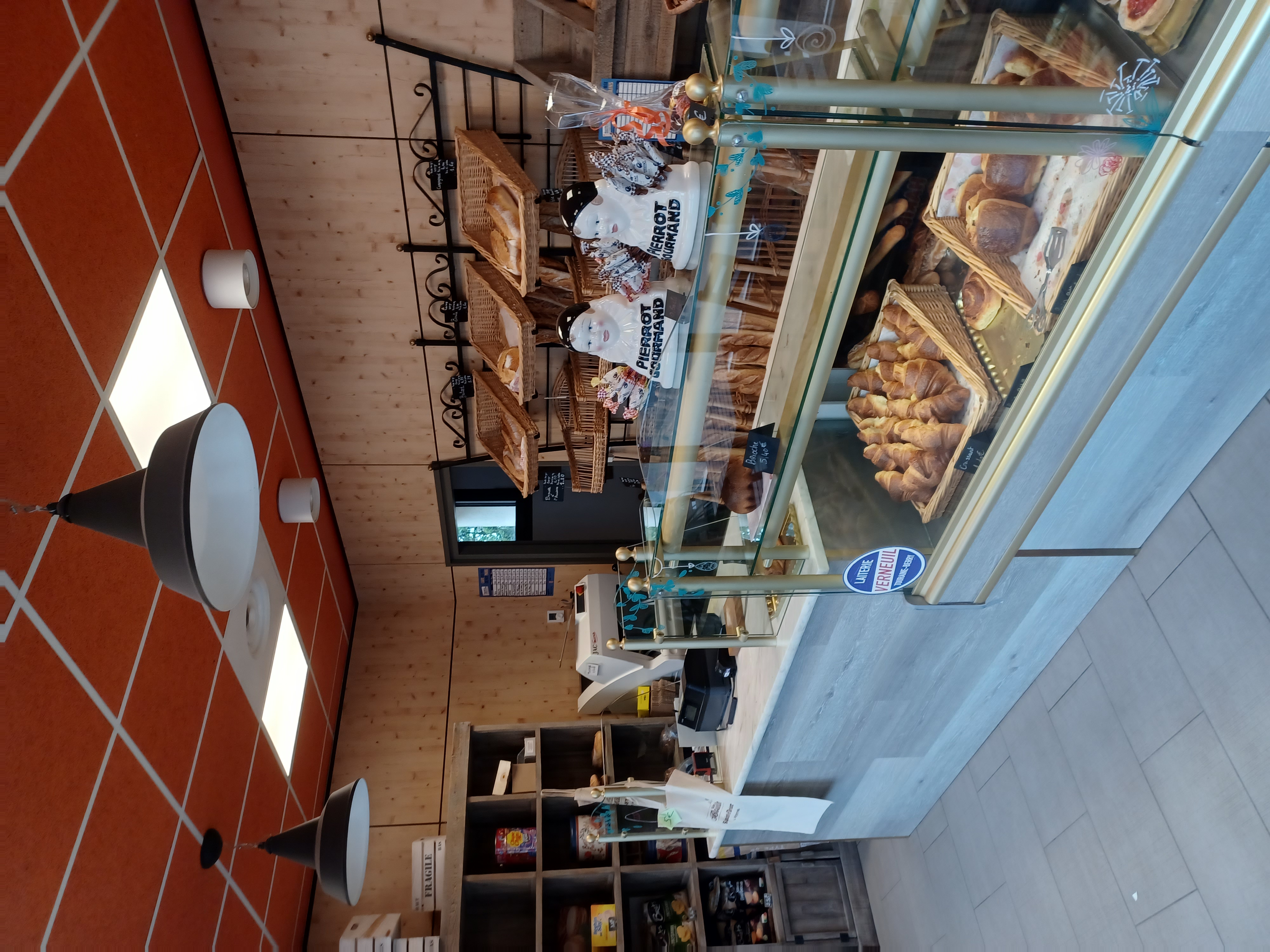 A vendre fonds de commerce Boulangerie-Pâtisserie à St Flovier (37)
Les murs appartiennent à la commune (Loyer mensuel 605.40€).
Le magasin dispose d'une vendeuse et d'un boulanger. Il n'y a pas de logement
sur place car la boulangerie était un local communal qui a été transformé en 2020.
Un logement sur la commune peut être envisageable.
La boulangerie est situé au coeur d'un village comprenant : une grande maison médicale (3 ou 4 médecins, ophtalmo, kiné, ....)une pharmacie, une épicerie,
un tabac-presse, une auberge restaurant, deux mécaniciens, et de nombreux autres artisants.
Un parking est situé devant la boulangerie.
La boulangerie fournie : 2 marchés (Le Blanc 36) le mercredi et le samedi,
1 ESAT, 1 Lycée agricole, 1 Boite à pain, 1 dépôt de pain, 2 écoles, etc...
De nombreuses associations sur la commune et aux alentours commandent régulièrement