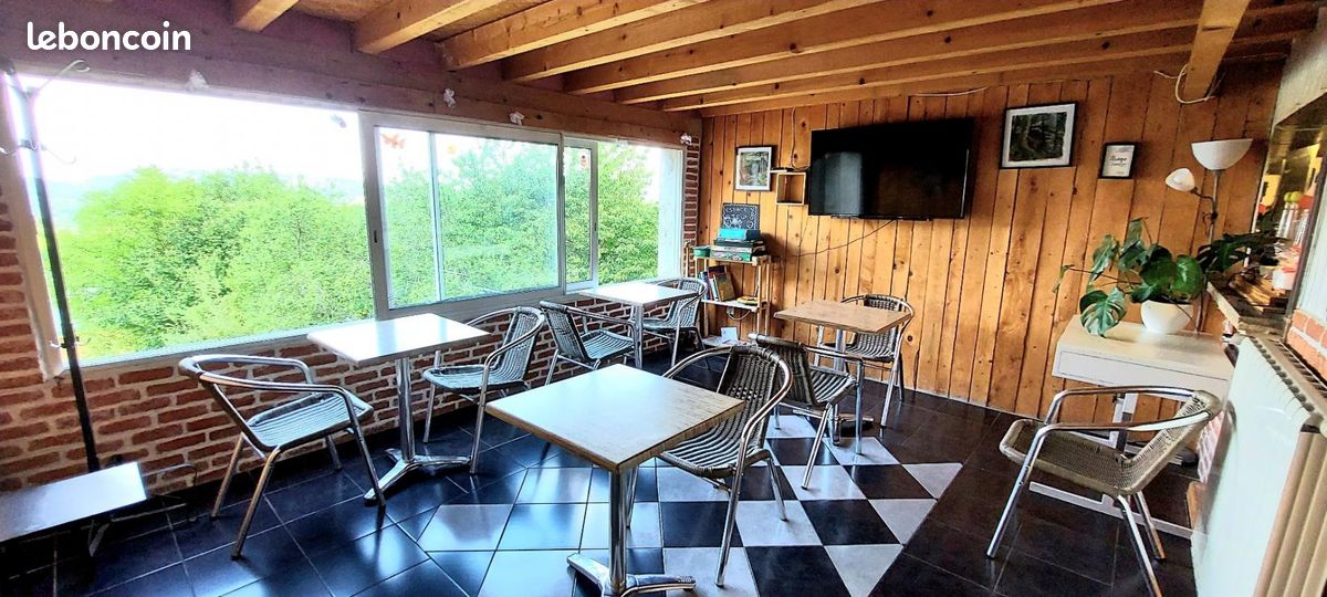 Bientôt la retraite… Nous vendons notre affaire !
Il s’agit d’un commerce unique de village dans lequel nous proposons :
- un coin épicerie - alimentation générale - produits locaux - dépôt de pain
- un coin bar - restaurant avec 1 petite salle de 18 couverts ayant une vue directe sur la vallée de la Barguillère et une terrasse ombragée donnant sur l’axe principal traversant le village
- licence IV spéciale petits villages - parking à proximité 

Commerce créé il y a + 12 ans que nous avons repris il y a + 3 ans. 
ÇA régulier avec potentiel supplémentaire à développer pour un couple motivé.
Clientèle fidèle et régulière, sympathique et attachante, mais également touristique grâce aux nombreux gîtes à proximité et départ de randonnée / Trail juste en face !

Toutes les infos liées aux CA et résultats vous seront communiquées lors de votre visite, aux personnes sérieuses avec une capacité financière suffisante et prouvée.