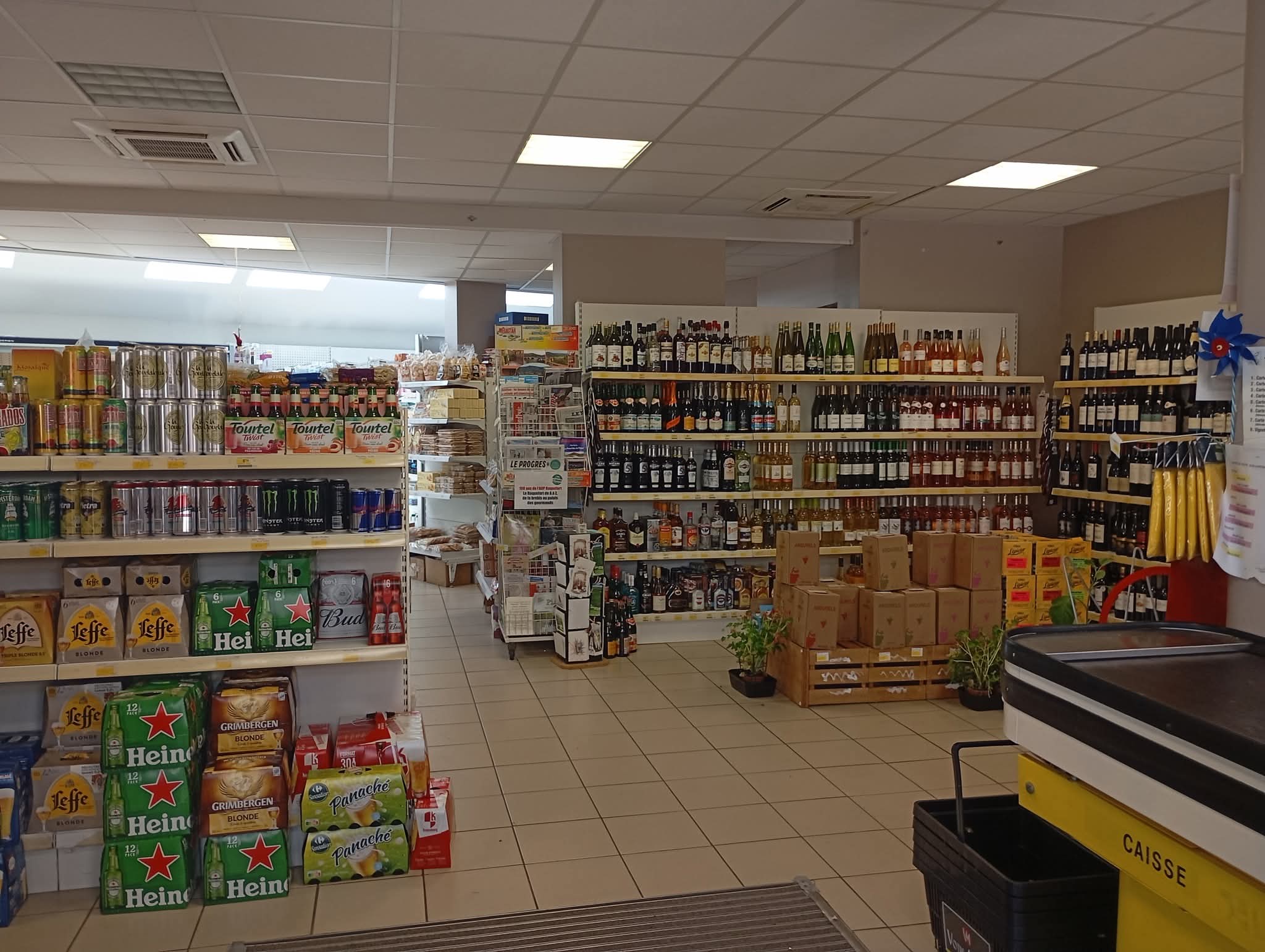 A SAISIR MULTISERVICES EPICERIE BOUCHERIE TRAITEUR
 
Dans un village du sud Aveyron ou il fait bon vivre...

tout le magasin est équipé et prêt a être exploité immédiatement
vous y trouverez
une clientèle fidèle et la réputation de l établissement garantisse un potentiel de croissance continue . CA en nette augmentation
nous fournissons en boucherie fruits légumes L HEPAD DU VILLAGE qui viens de s'agrandir. 

Dans le village vous trouverez egalement:
- une boulangerie
- une ecole primaire
- une base de canoe 
 

cote boucherie
tout le matériel de fonctionnement pour la boucherie ( hachoir, poussoir, rôtissoire , etc....un labo avec 2 chambres froides 

cote épicerie: 
3 congélateurs
1 frigo ainsi qu' 'un sous sol avec une chambre froide fruits et légumes ainsi qu' un monte charge et un fourgon utilitaire
le magasin est équipé de camera de surveillance